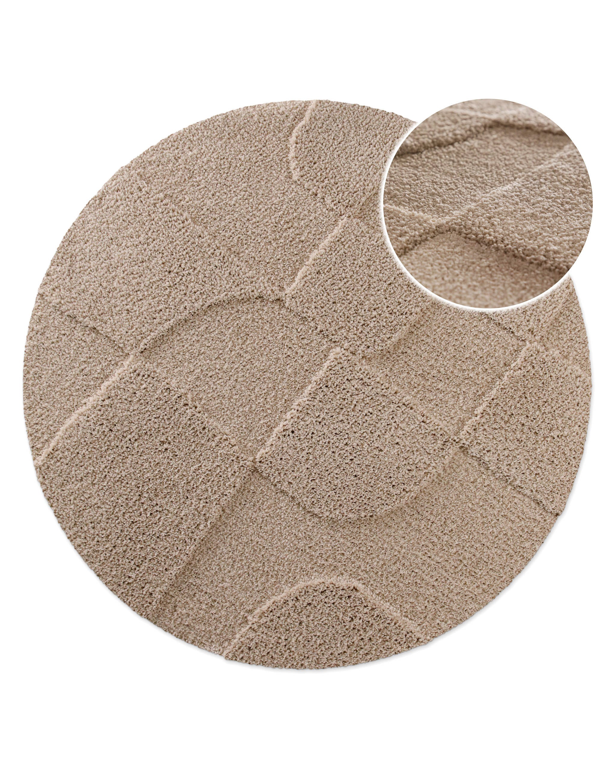 Badteppich von BathKing by WECONhome Davie Sand Beige rund, Draufsicht mit Detailkreis der Florstruktur und eingeprägtem Linienmuster auf hellem Hintergrund
