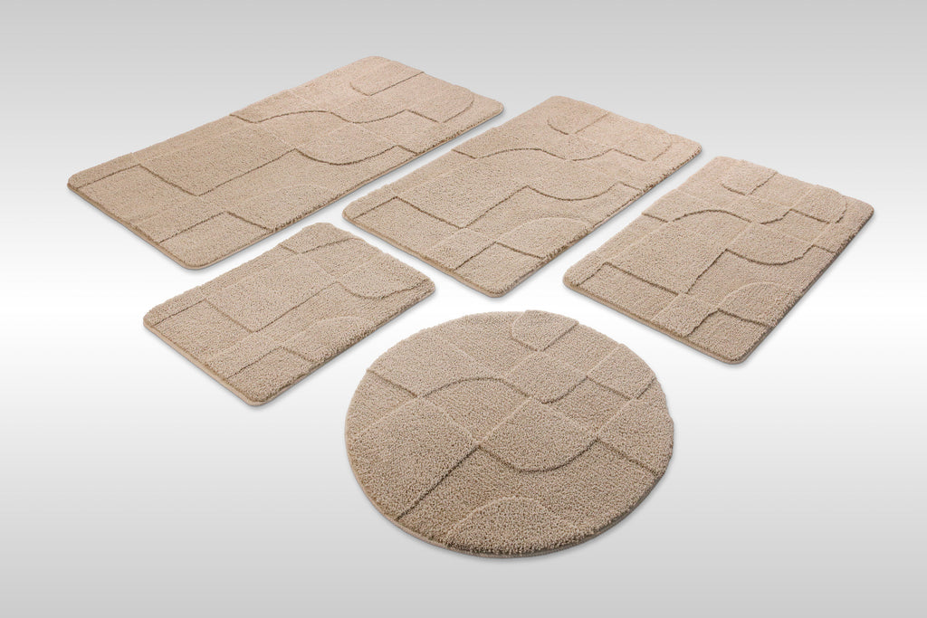 Badteppich von BathKing by WECONhome Davie Sand Beige Set aus rechteckigen und runden Badmatten, mehrere Größen auf hellem Hintergrund angeordnet