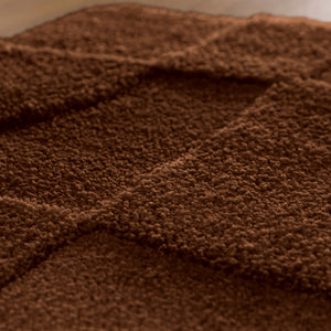 {"class" => "product-thumbnails__image", "alt" => "Badteppich von BathKing by WECONhome Davie Braun Nahaufnahme der Florstruktur, Linienrelief im dichten Teppichflor sichtbar"}