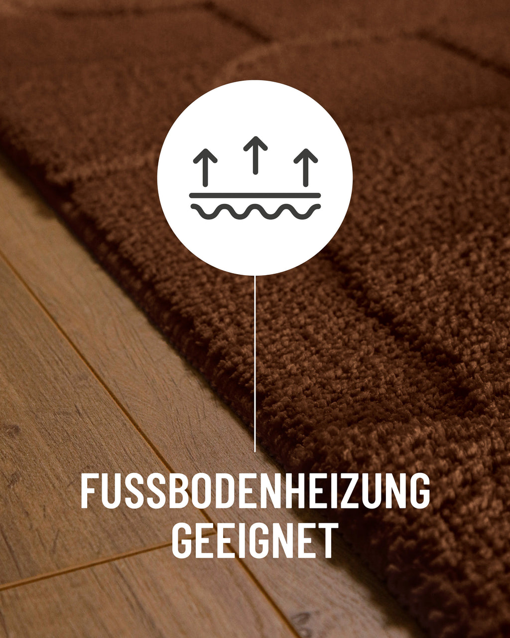 Badteppich von BathKing by WECONhome Davie Braun Detail auf Holzfußboden mit Symbol für Fußbodenheizung, Nahaufnahme von Flor und Teppichkante