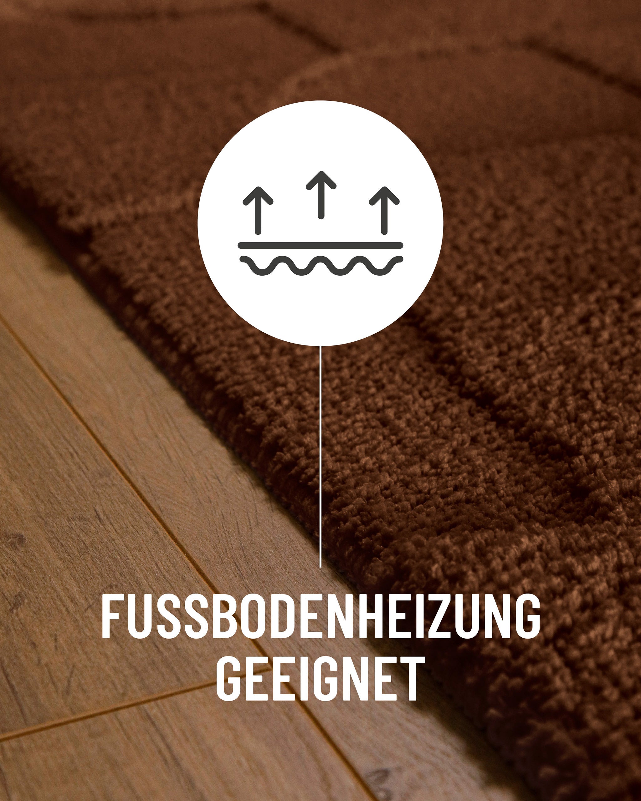 Badteppich von BathKing by WECONhome Davie Braun Detail auf Holzfußboden mit Symbol für Fußbodenheizung, Nahaufnahme von Flor und Teppichkante