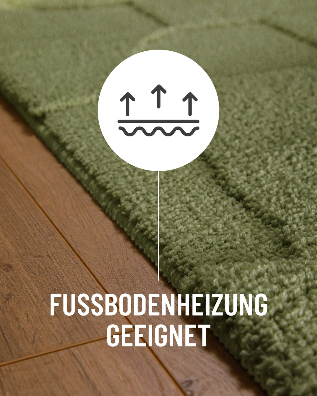 Badteppich von BathKing by WECONhome Davie Reseda Grün Detail auf Holzfußboden mit Symbol für Fußbodenheizung, Nahaufnahme von Flor und Teppichkante