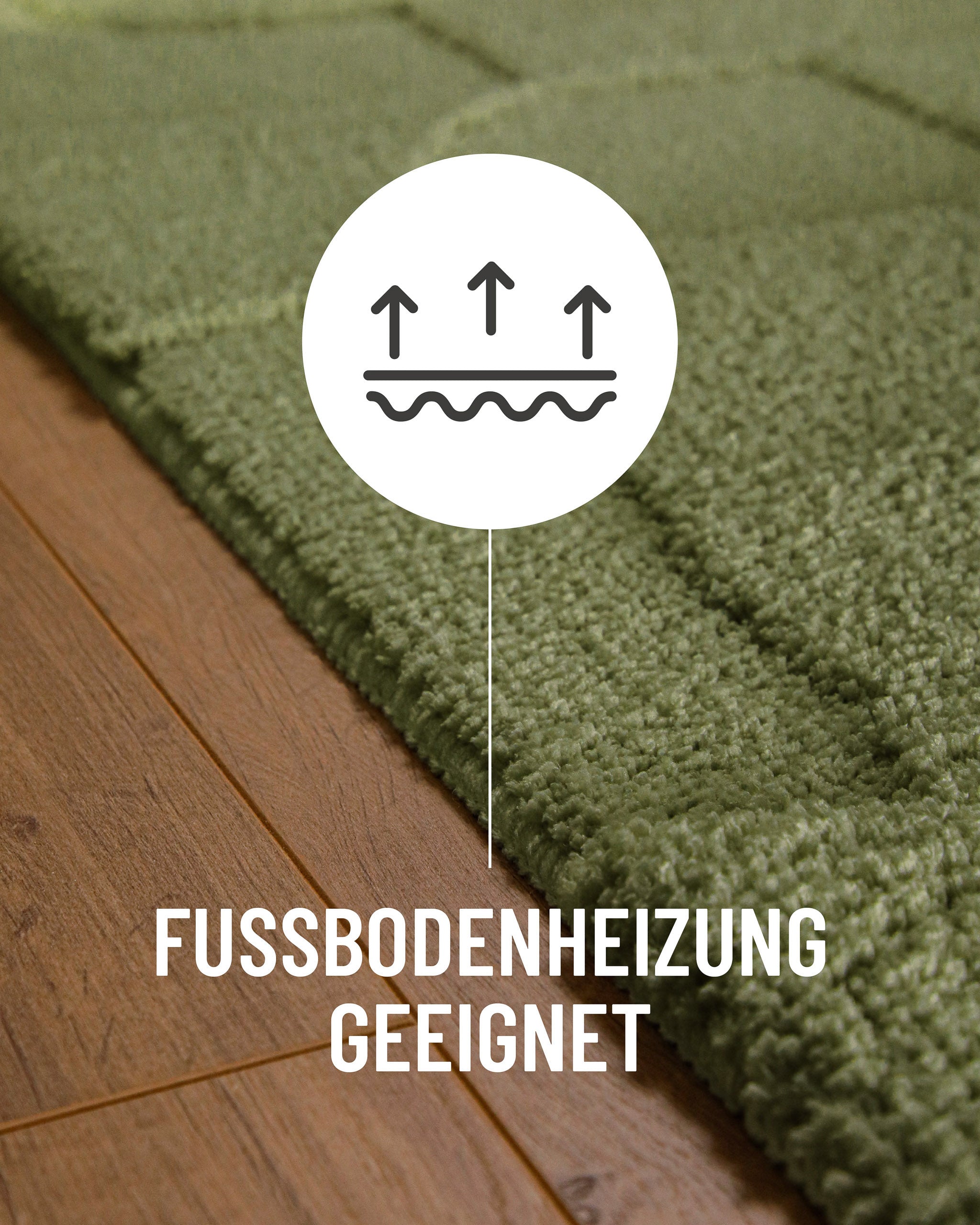Badteppich von BathKing by WECONhome Davie Reseda Grün Detail auf Holzfußboden mit Symbol für Fußbodenheizung, Nahaufnahme von Flor und Teppichkante
