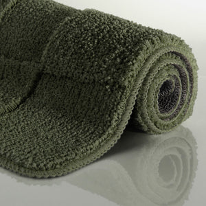 {"class" => "product-thumbnails__image", "alt" => "Badteppich von BathKing by WECONhome Davie Kiefer Grün aufgerollt auf hellem Hintergrund, Seitenansicht zeigt Florhöhe und Teppichkante"}