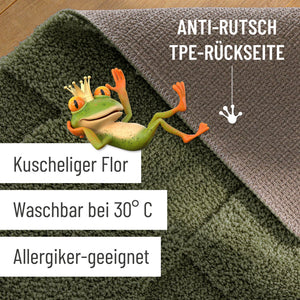 {"class" => "product-thumbnails__image", "alt" => "Badteppich von BathKing by WECONhome Davie Kiefer Grün Detailaufnahme Flor auf Holzfußboden, eingeblendete Hinweise zu rutschhemmender Rückseite und Waschbarkeit"}