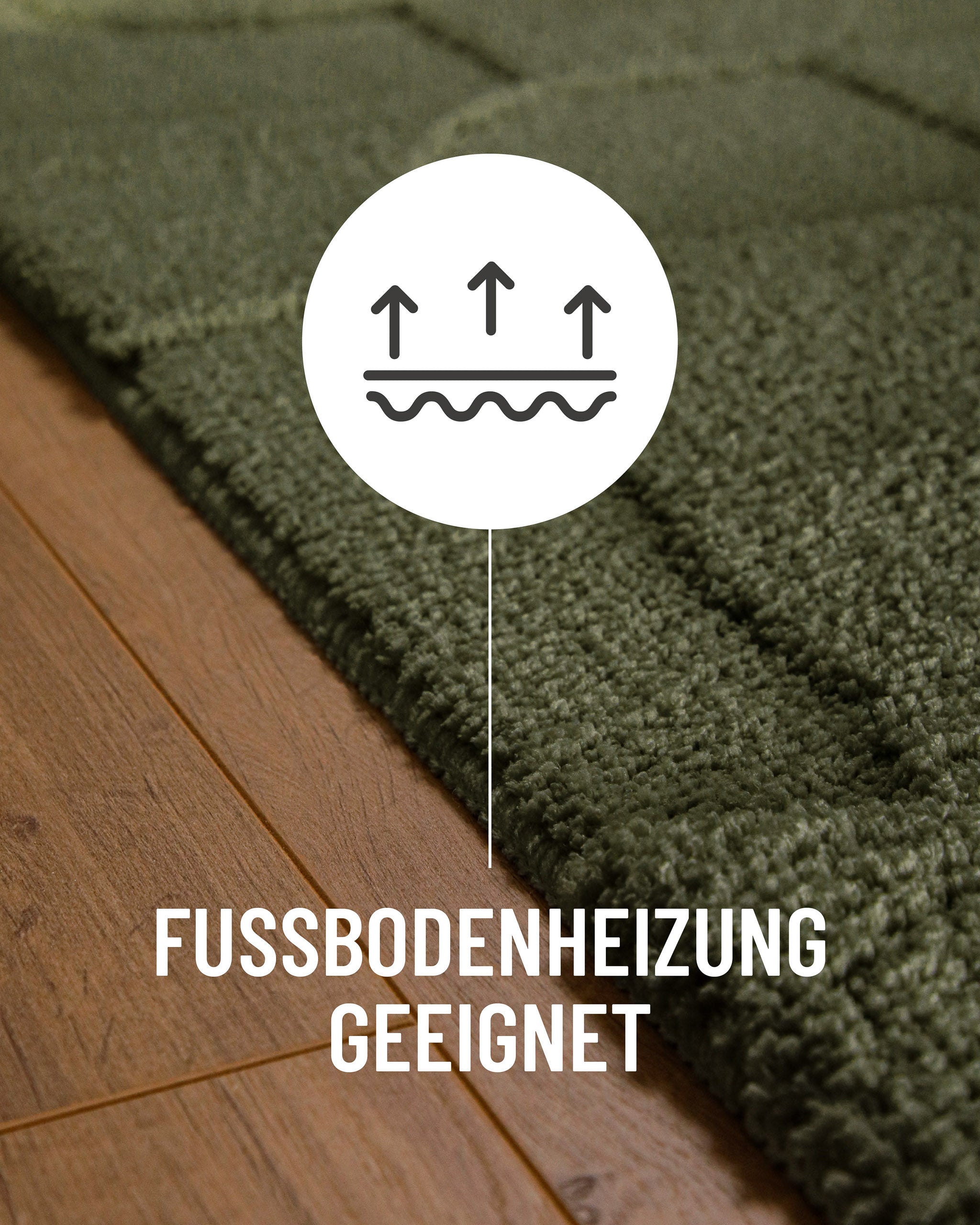 Badteppich von BathKing by WECONhome Davie Kiefer Grün Detail auf Holzfußboden mit Symbol für Fußbodenheizung, Nahaufnahme von Flor und Teppichkante