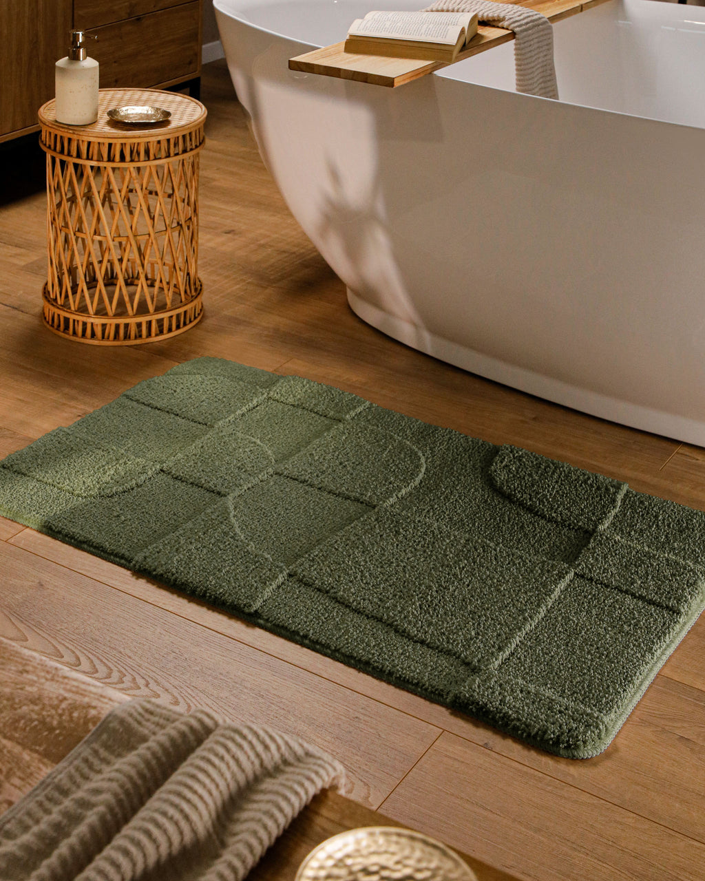 Badteppich von BathKing by WECONhome Davie Kiefer Grün rechteckig im Badezimmer vor Badewanne auf Holzboden liegend, Strukturmuster im Flor sichtbar