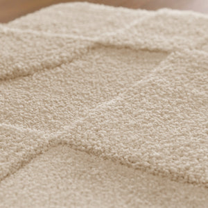 {"class" => "product-thumbnails__image", "alt" => "Badteppich von BathKing by WECONhome Davie Creme Weiß Nahaufnahme der Florstruktur, Linienrelief im dichten Teppichflor sichtbar"}
