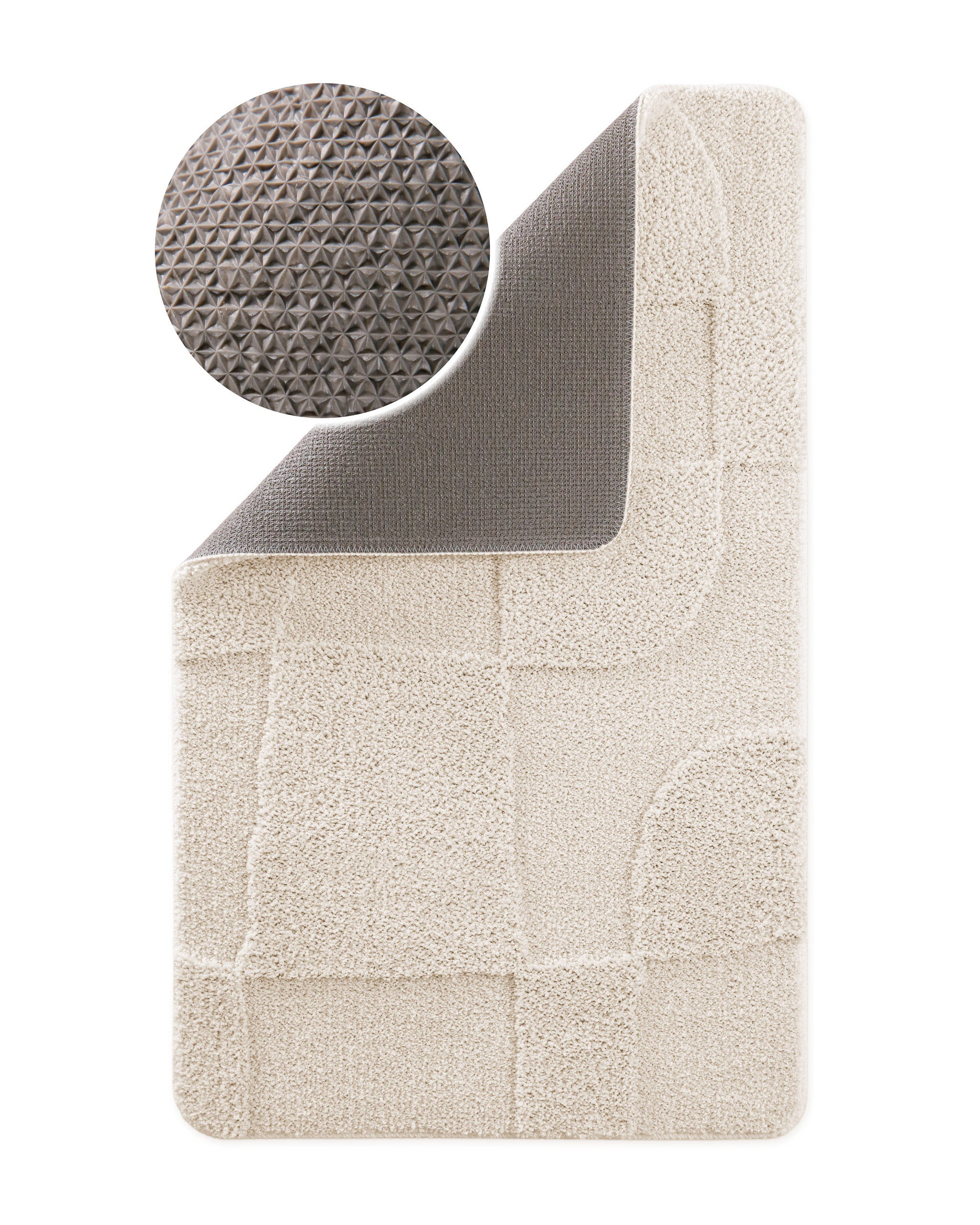 Badteppich von BathKing by WECONhome Davie Creme Weiß Ecke hochgeklappt, runde Probe zeigt Creme Weiße Rückseite mit rutschhemmender Beschichtung