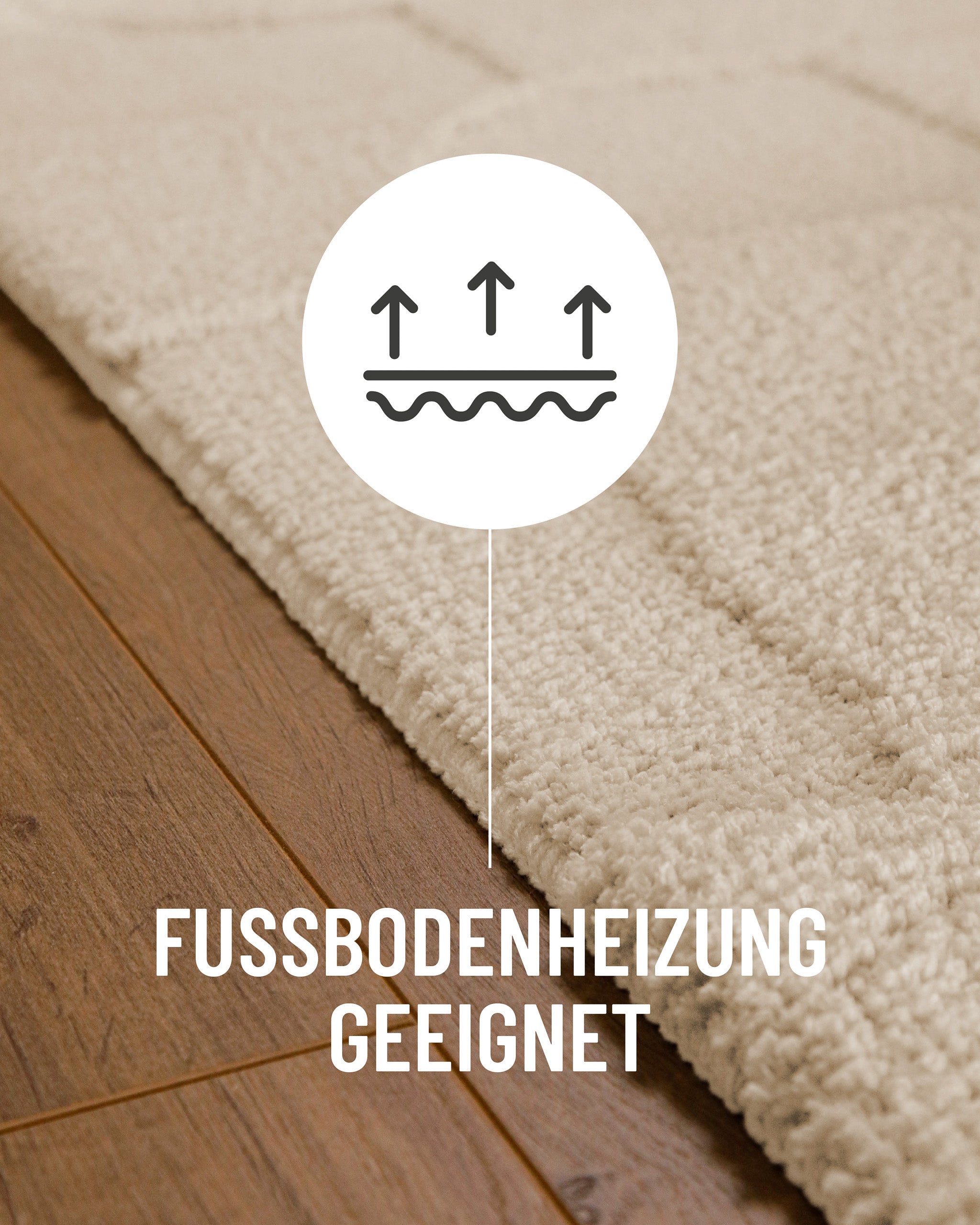 Badteppich von BathKing by WECONhome Davie Creme Weiß Detail auf Holzfußboden mit Symbol für Fußbodenheizung, Nahaufnahme von Flor und Teppichkante