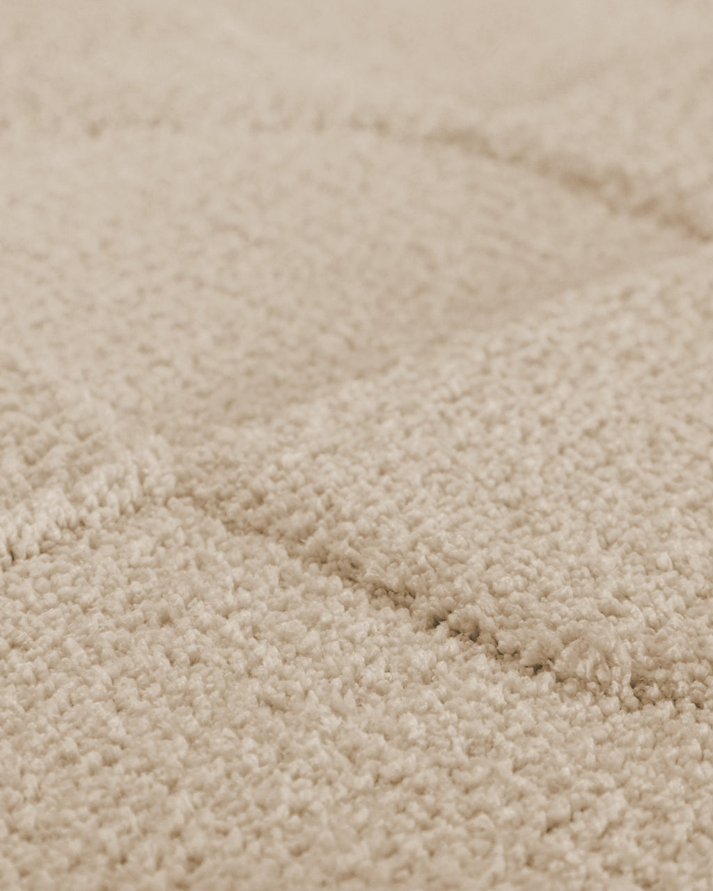 Badteppich von BathKing by WECONhome Davie Creme Weiß Detailaufnahme der Floroberfläche mit geometrischem Linienmuster