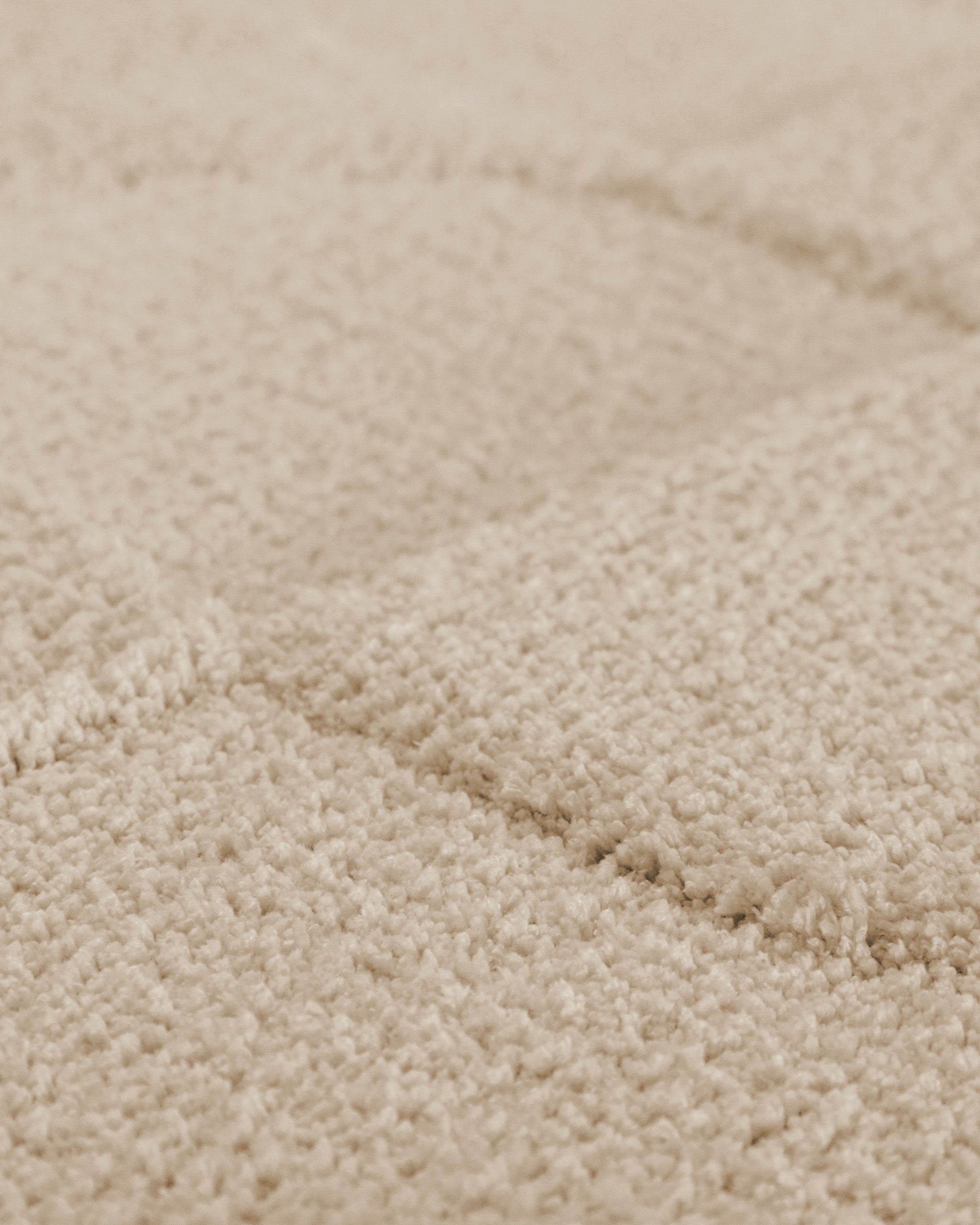 Badteppich von BathKing by WECONhome Davie Creme Weiß Detailaufnahme der Floroberfläche mit geometrischem Linienmuster