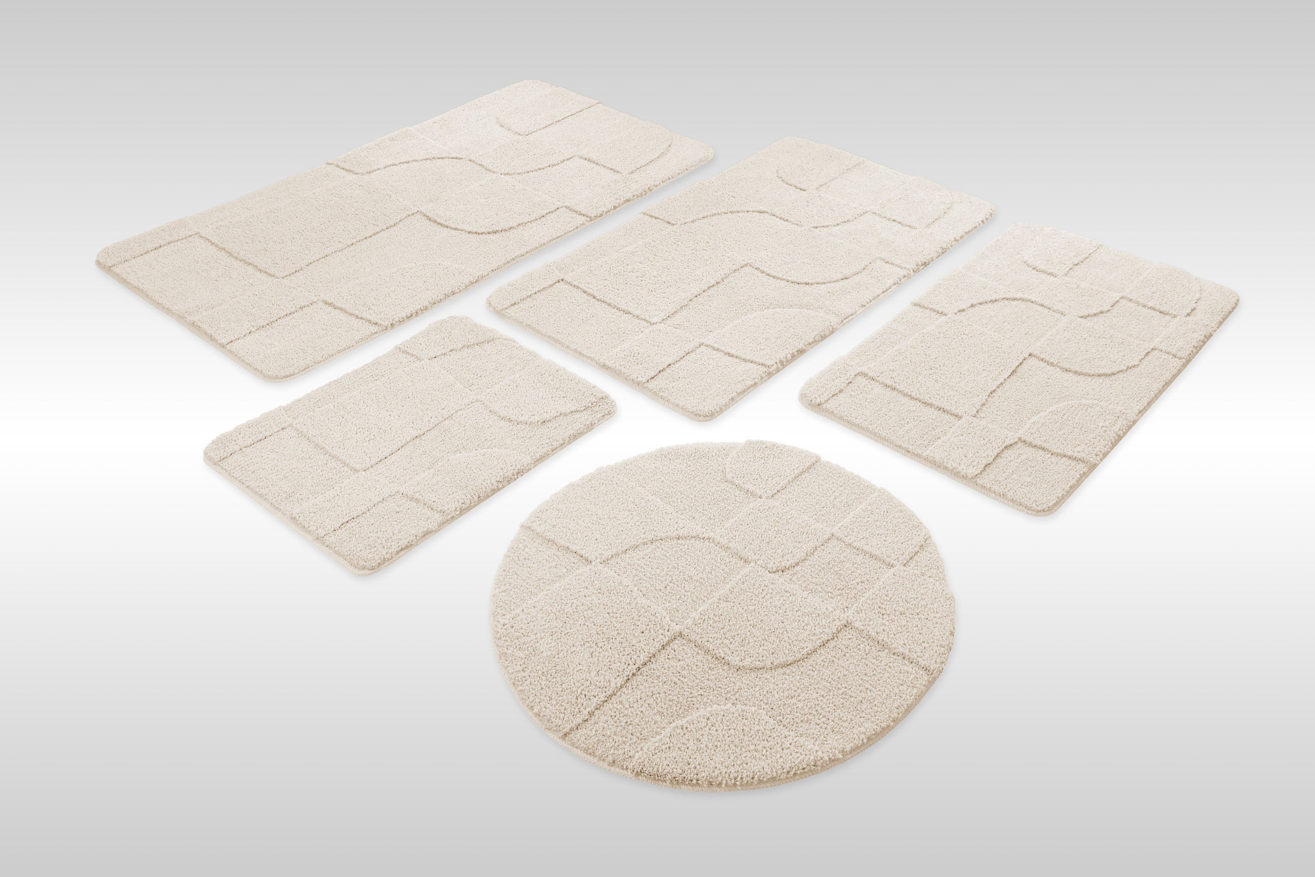 Badteppich von BathKing by WECONhome Davie Creme Weiß Set aus rechteckigen und runden Badmatten, mehrere Größen auf hellem Hintergrund angeordnet