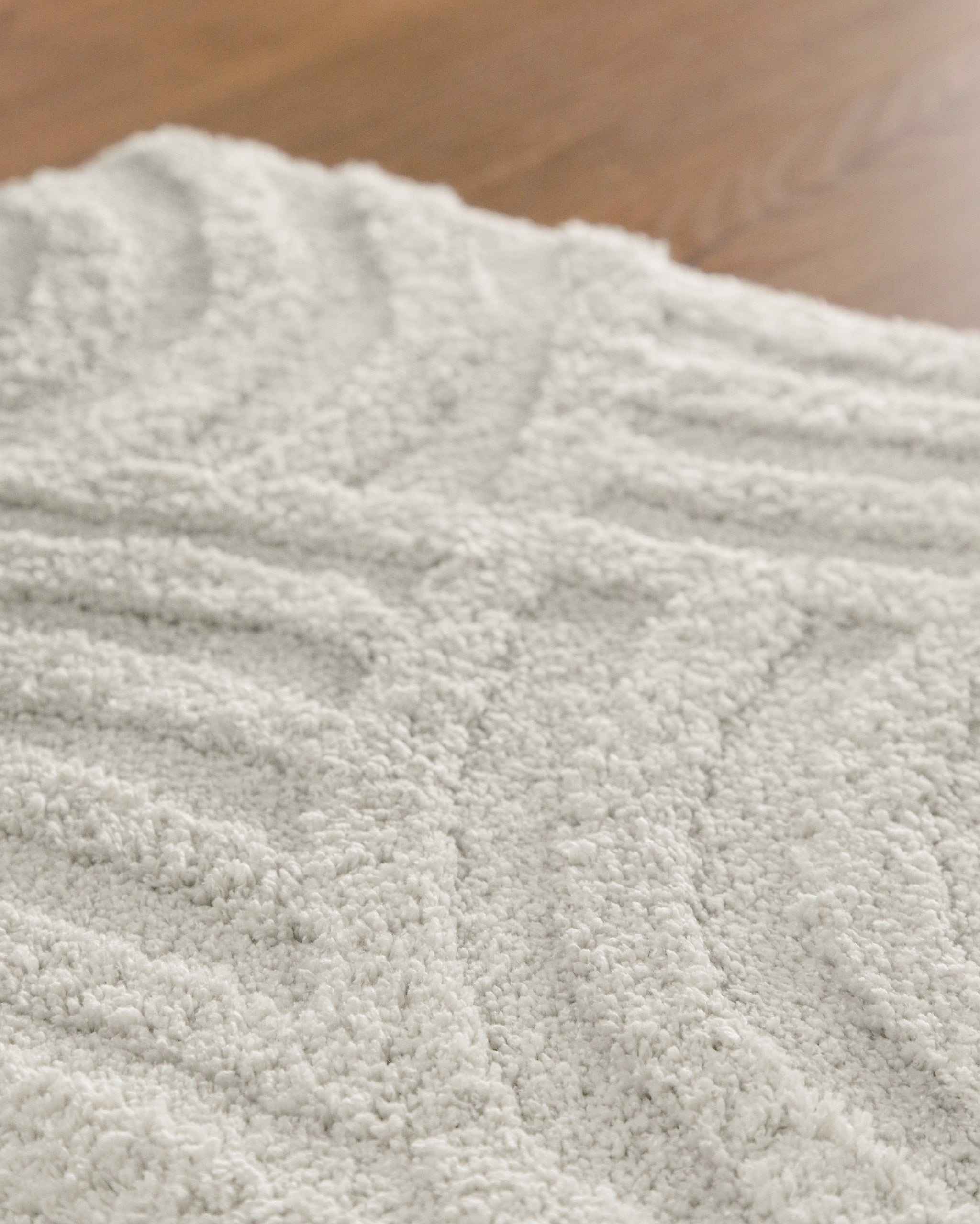 Badteppich von BathKing by WECONhome Fiete Weiß Nahaufnahme der Florstruktur, Linienrelief im dichten Teppichflor sichtbar