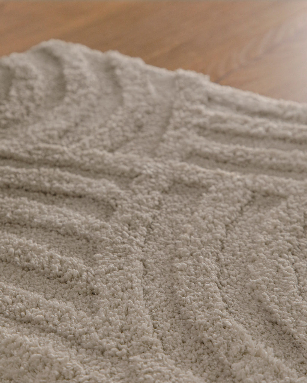 Badteppich von BathKing by WECONhome Fiete Grau Nahaufnahme der Florstruktur, Linienrelief im dichten Teppichflor sichtbar