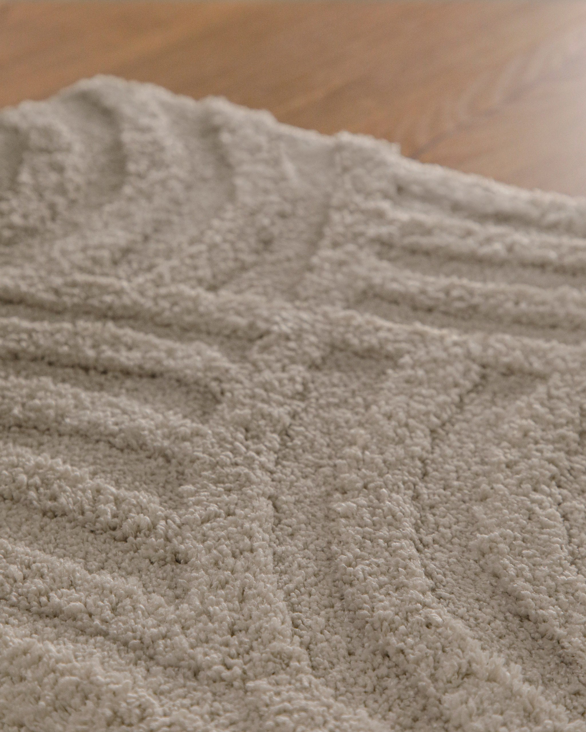 Badteppich von BathKing by WECONhome Fiete Grau Nahaufnahme der Florstruktur, Linienrelief im dichten Teppichflor sichtbar