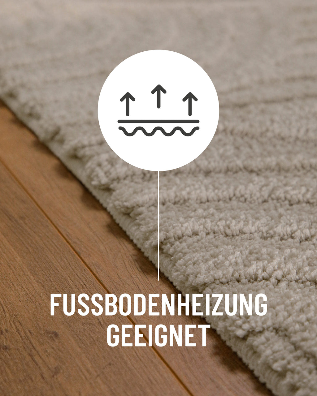 Badteppich von BathKing by WECONhome Fiete Grau Detail auf Holzfußboden mit Symbol für Fußbodenheizung, Nahaufnahme von Flor und Teppichkante