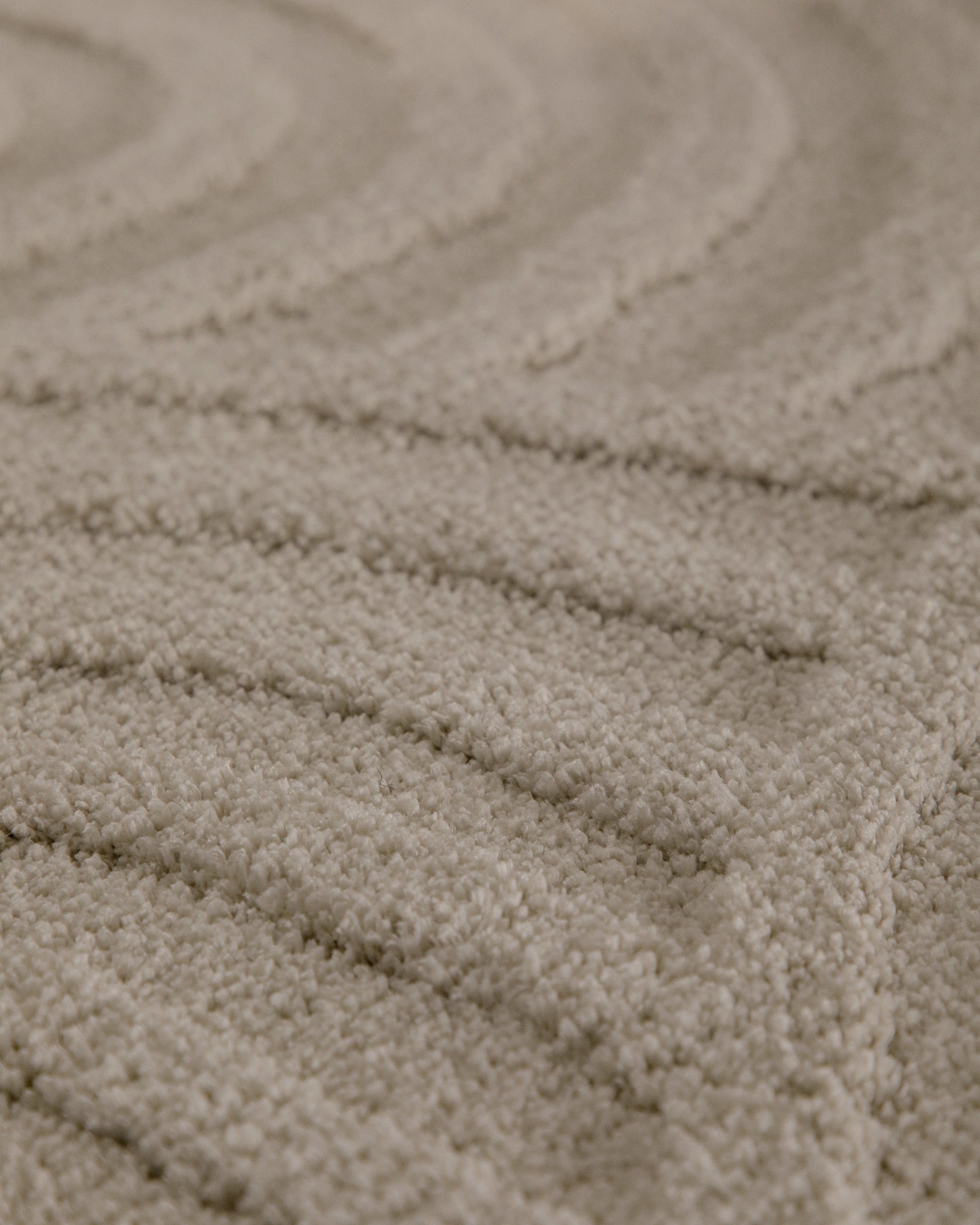 Badteppich von BathKing by WECONhome Fiete Grau Detailaufnahme der Floroberfläche mit geometrischem Linienmuster