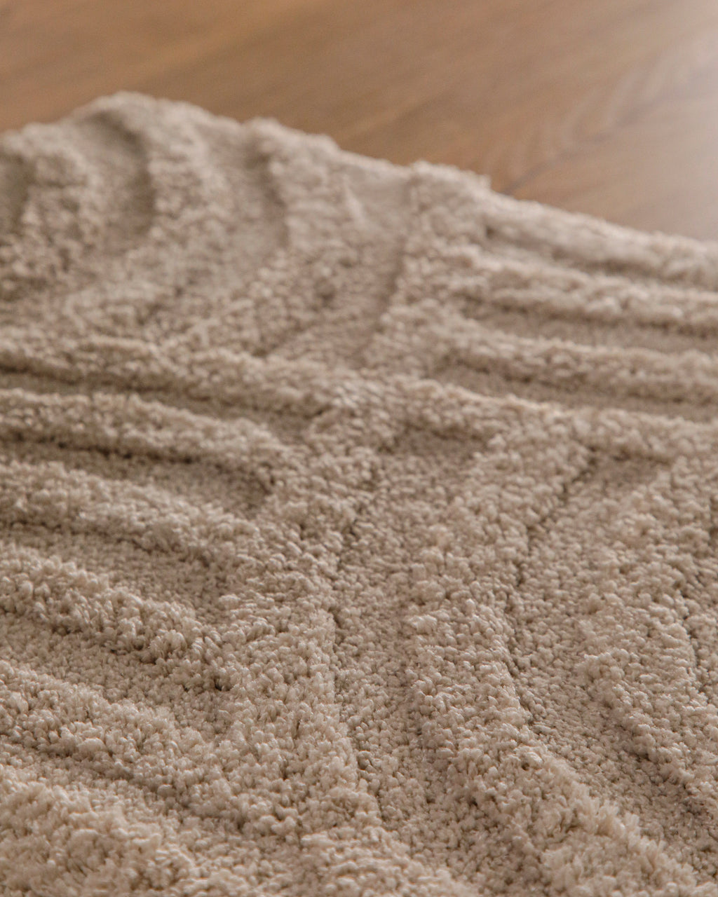 Badteppich von BathKing by WECONhome Fiete Sand Beige Nahaufnahme der Florstruktur, Linienrelief im dichten Teppichflor sichtbar