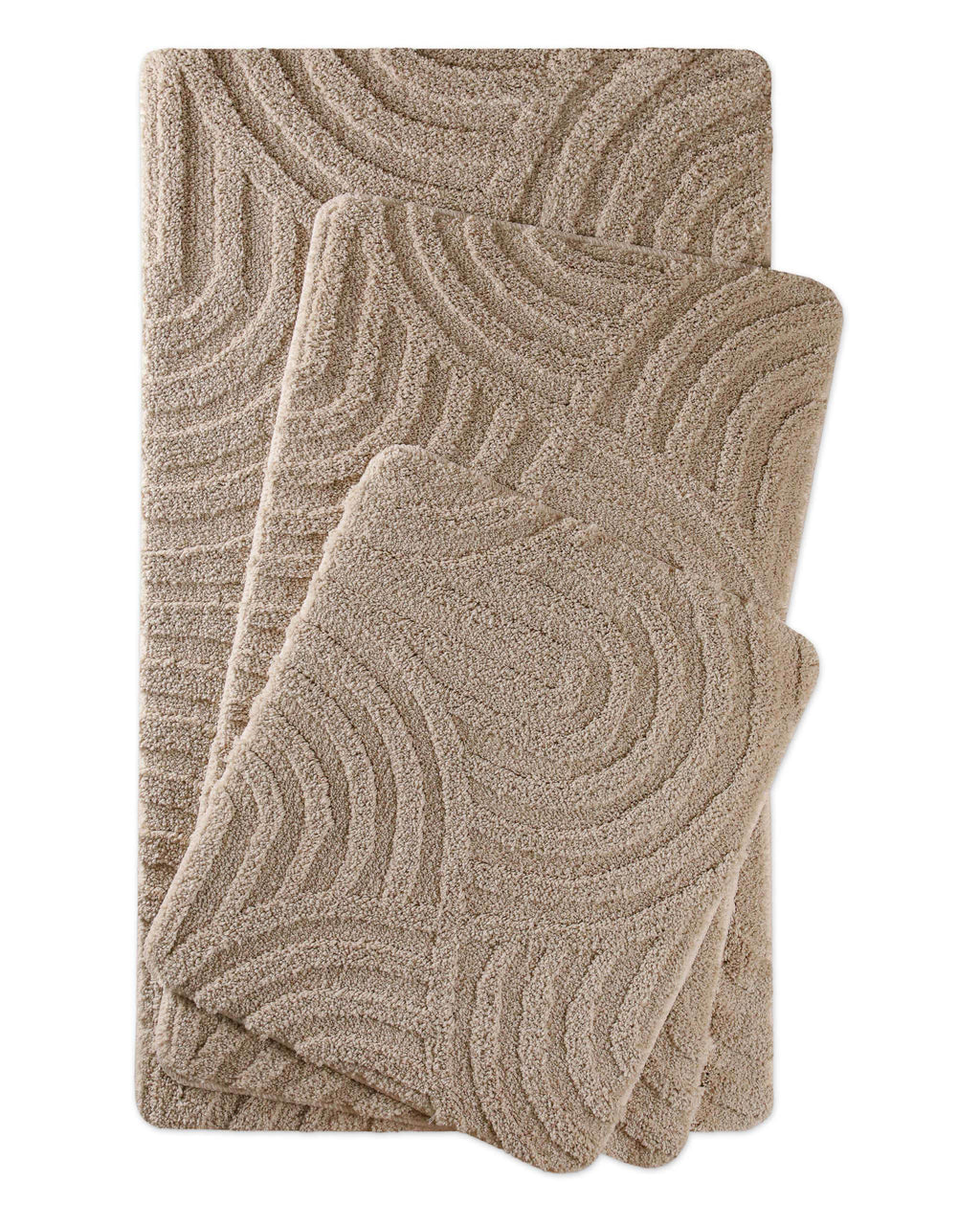 Badteppich von BathKing by WECONhome Fiete Sand Beige Set aus rechteckigen und runden Badmatten, mehrere Größen auf hellem Hintergrund angeordnet