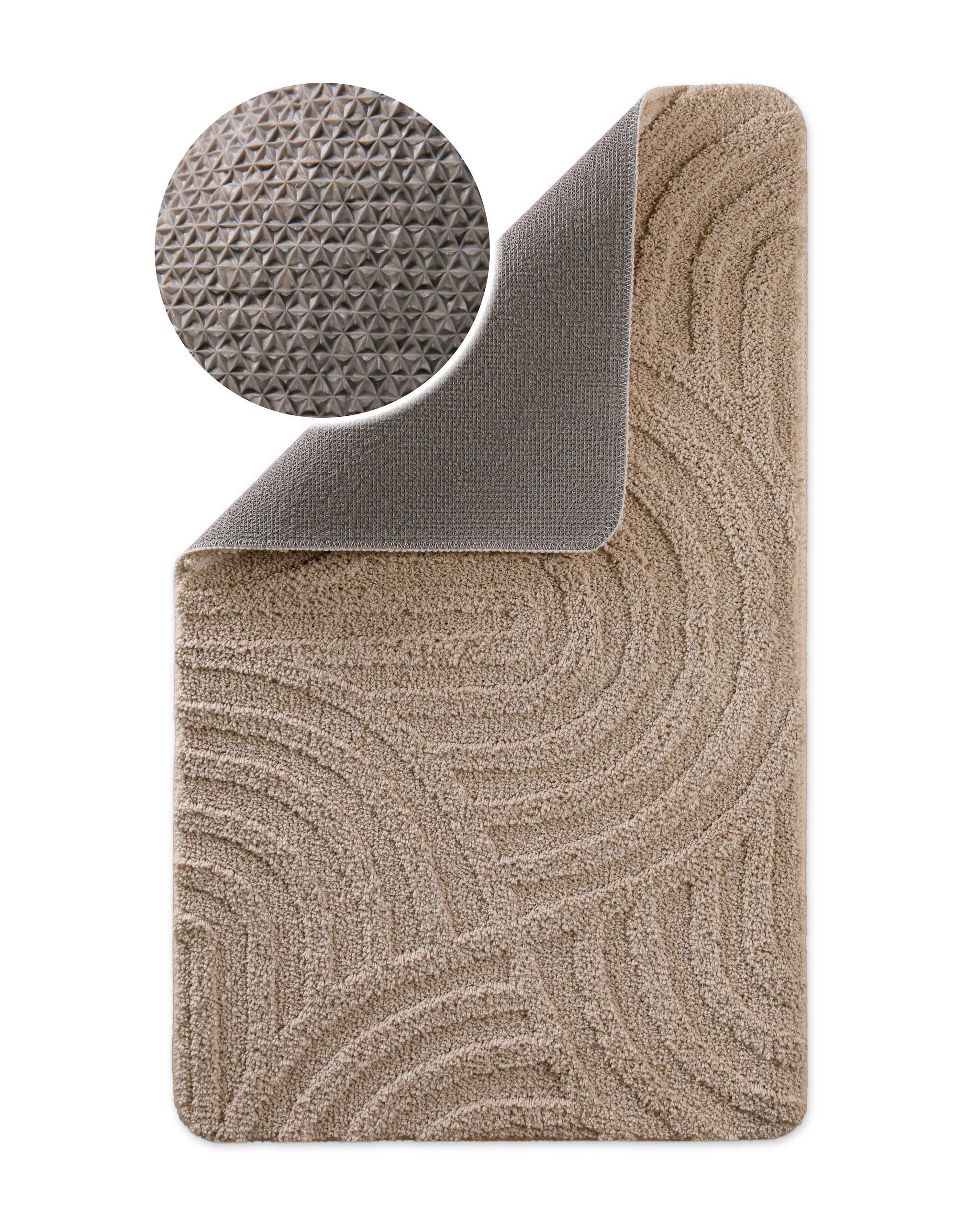 Badteppich von BathKing by WECONhome Fiete Sand Beige Ecke hochgeklappt, runde Probe zeigt Sand Beigee Rückseite mit rutschhemmender Beschichtung