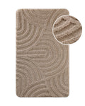 Badteppich von BathKing by WECONhome Fiete Beige, Draufsicht mit Detailkreis der Florstruktur und eingeprägtem Linienmuster auf weißem Hintergrund