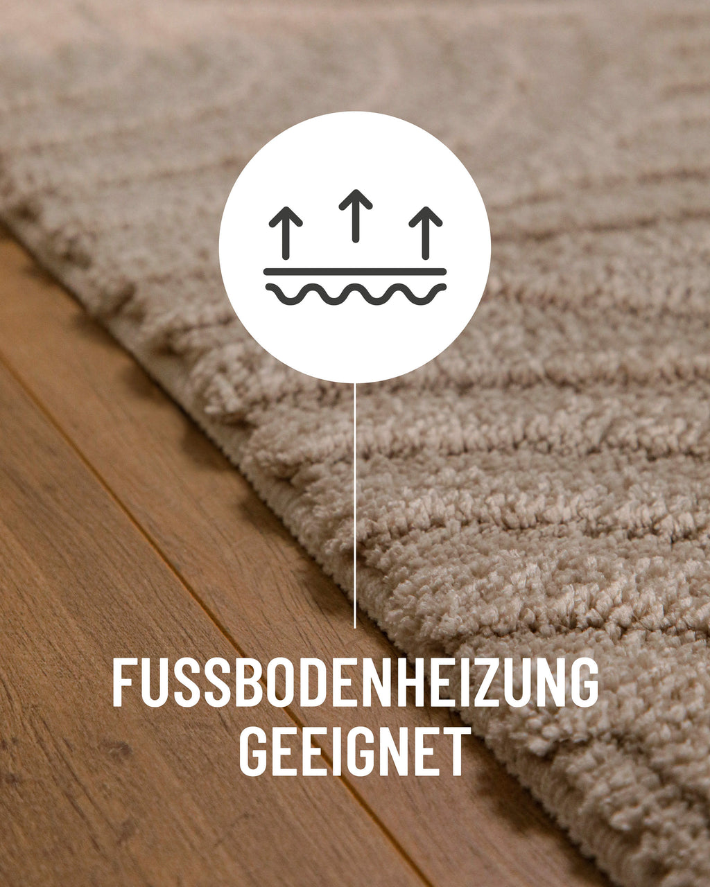 Badteppich von BathKing by WECONhome Fiete Sand Beige Detail auf Holzfußboden mit Symbol für Fußbodenheizung, Nahaufnahme von Flor und Teppichkante