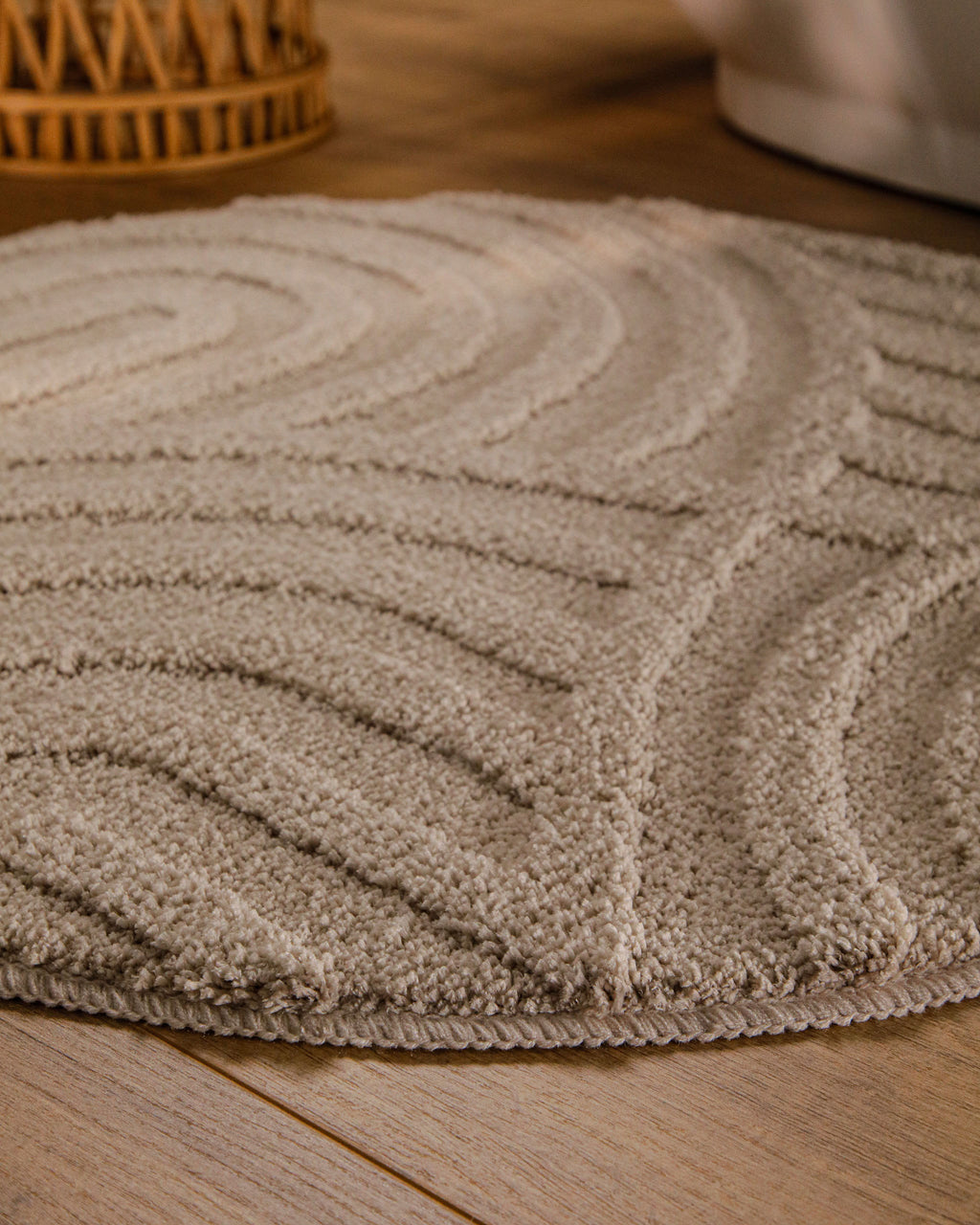 Badteppich von BathKing by WECONhome Fiete Sand Beige Nahaufnahme des Flors mit eingeblendeter Materialangabe 100 Prozent Polyester