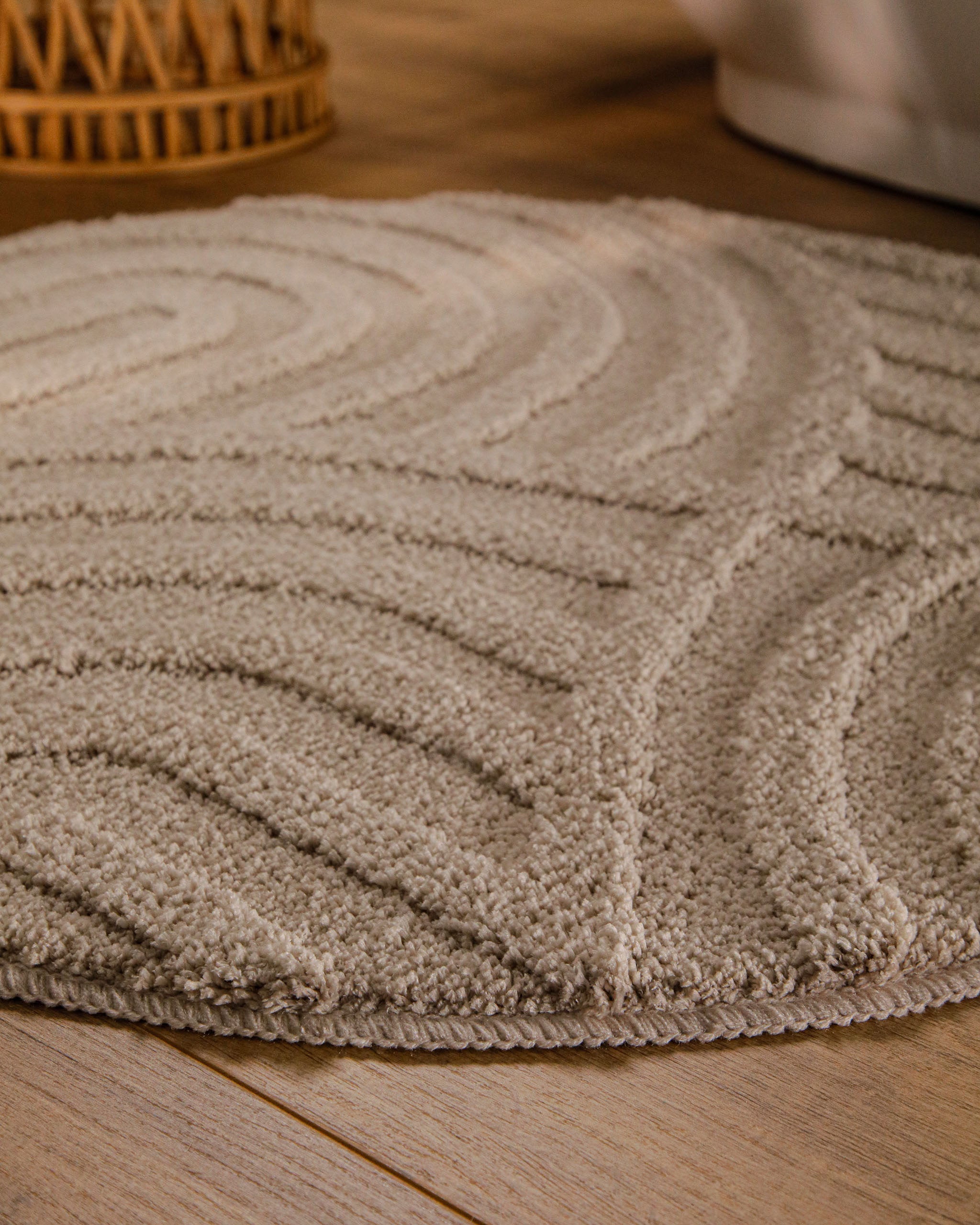 Badteppich von BathKing by WECONhome Fiete Sand Beige Nahaufnahme des Flors mit eingeblendeter Materialangabe 100 Prozent Polyester