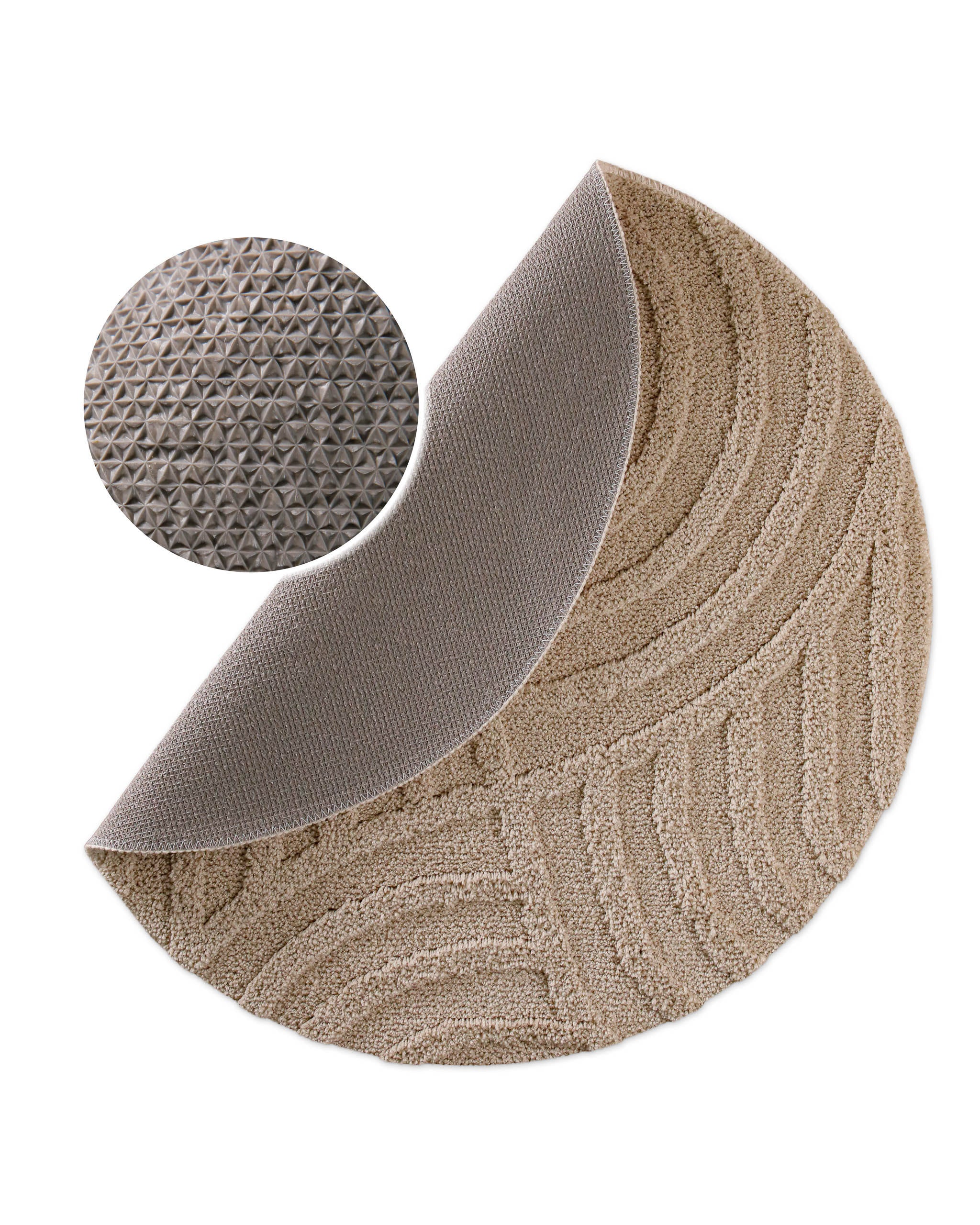 Badteppich von BathKing by WECONhome Fiete Sand Beige Detail der Teppichkante auf Holzboden, Symbol weist auf Eignung für Fußbodenheizung hin