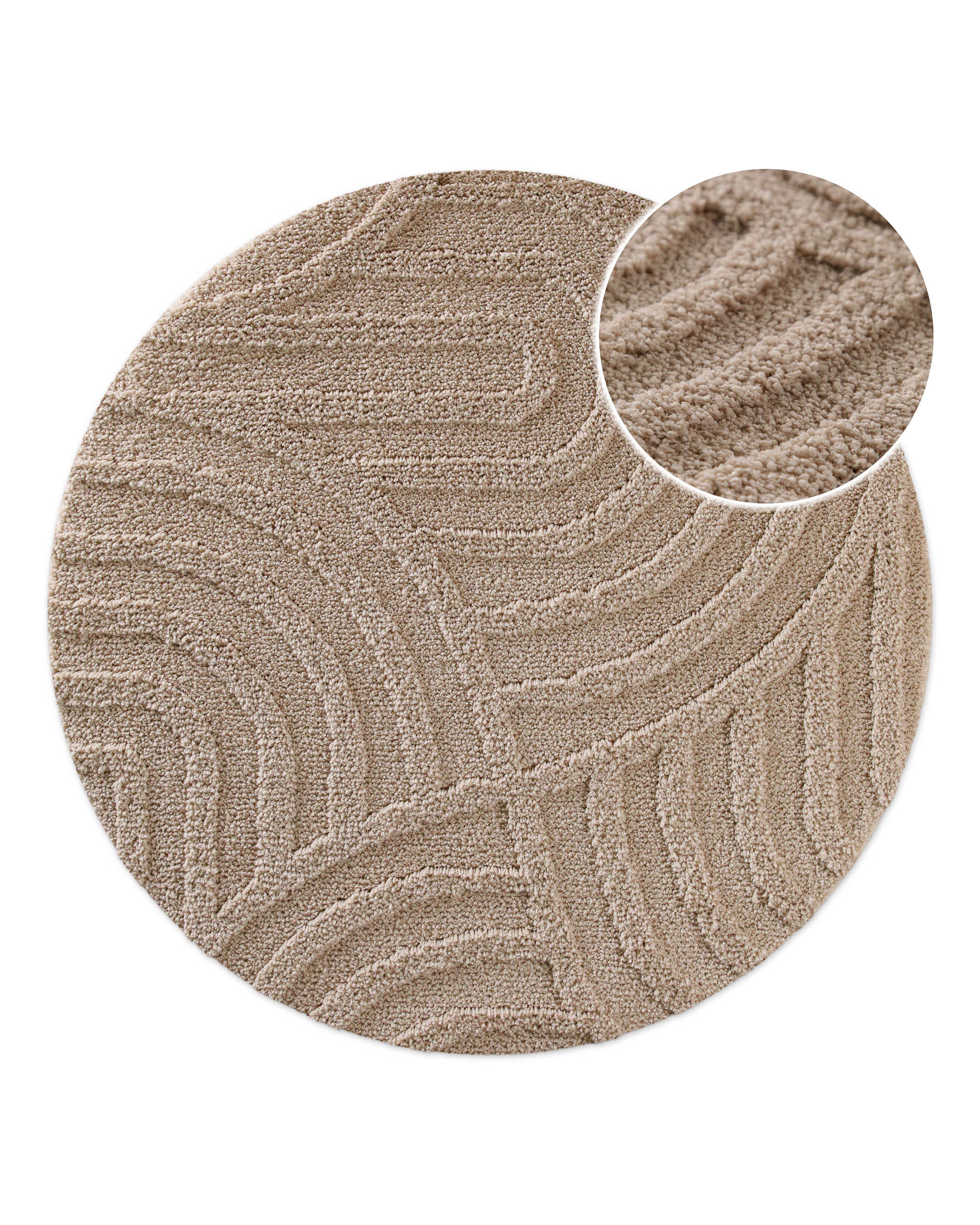 Runder Badteppich von BathKing by WECONhome Fiete Sand Beige im Badezimmer vor Badewanne auf Holzboden, strukturiertes Linienrelief im Flor sichtbar