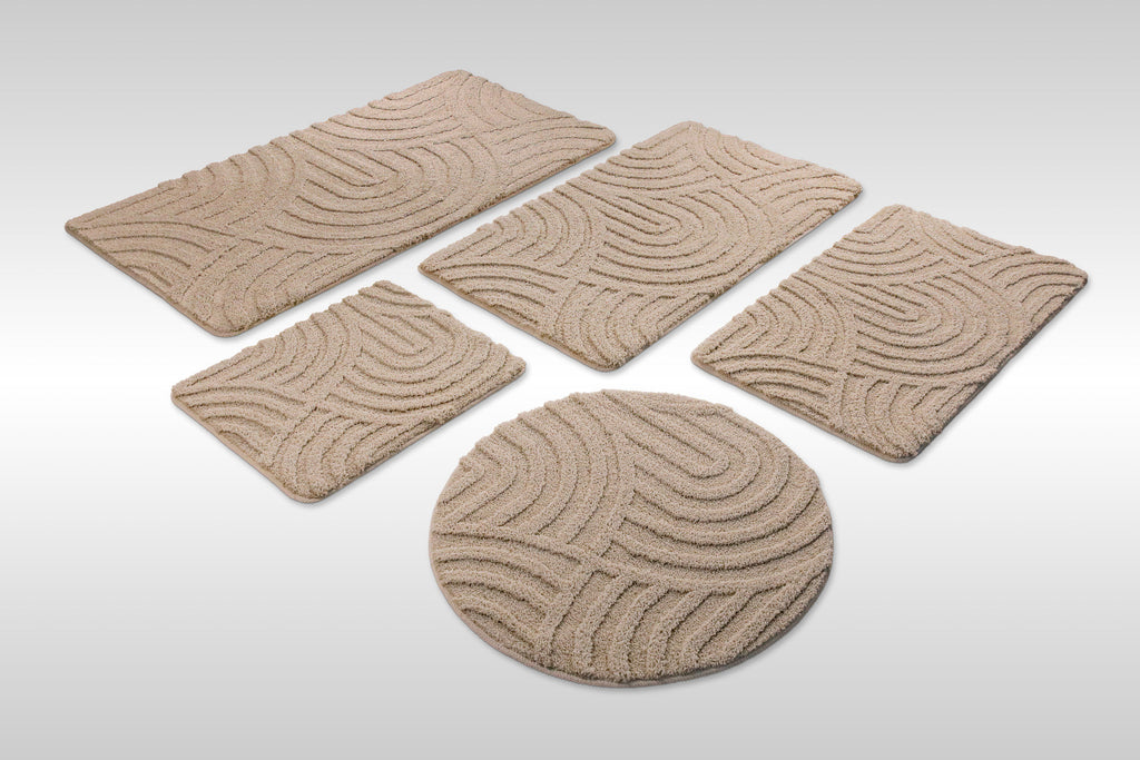Badteppich von BathKing by WECONhome Fiete Sand Beige rund, Draufsicht mit Detailkreis der Florstruktur und eingeprägtem Linienmuster auf hellem Hintergrund
