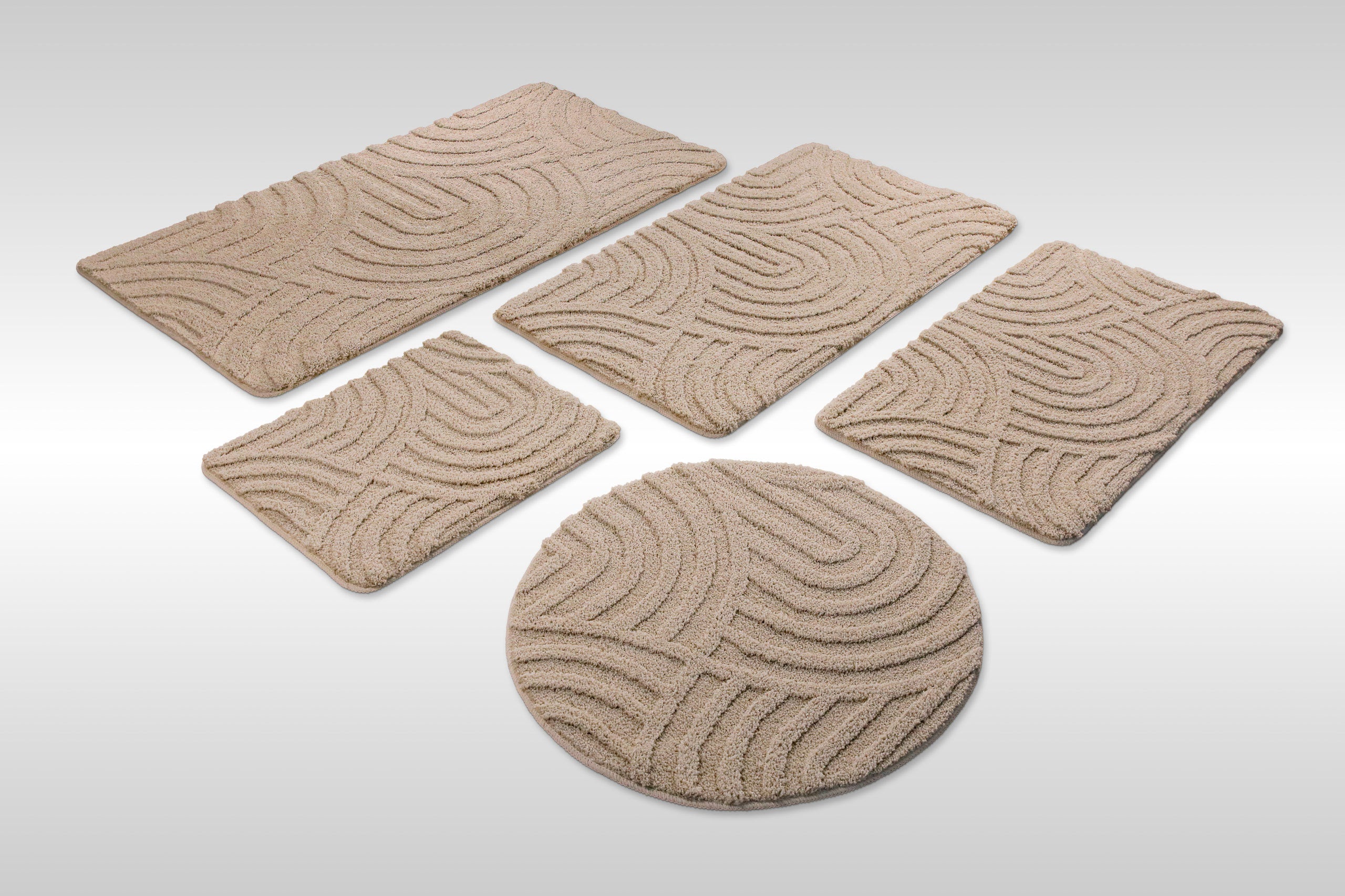 Badteppich von BathKing by WECONhome Fiete Sand Beige rund, Draufsicht mit Detailkreis der Florstruktur und eingeprägtem Linienmuster auf hellem Hintergrund