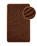 Badteppich von BathKing by WECONhome Fiete Cognac Braun, Draufsicht mit Detailkreis der Florstruktur und eingeprägtem Linienmuster auf weißem Hintergrund