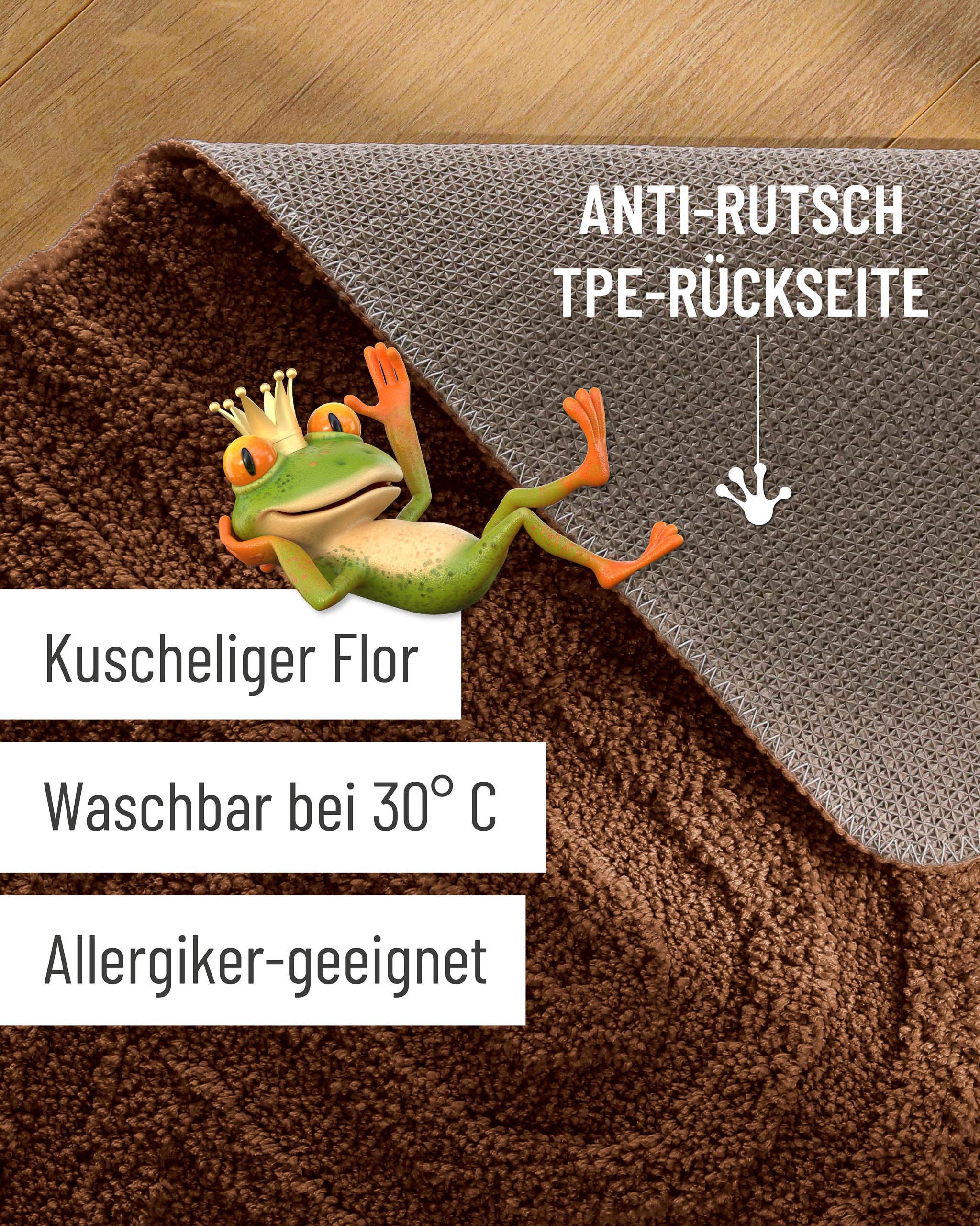Badteppich von BathKing by WECONhome Fiete Braun Detailaufnahme Flor auf Holzfußboden, eingeblendete Hinweise zu rutschhemmender Rückseite und Waschbarkeit