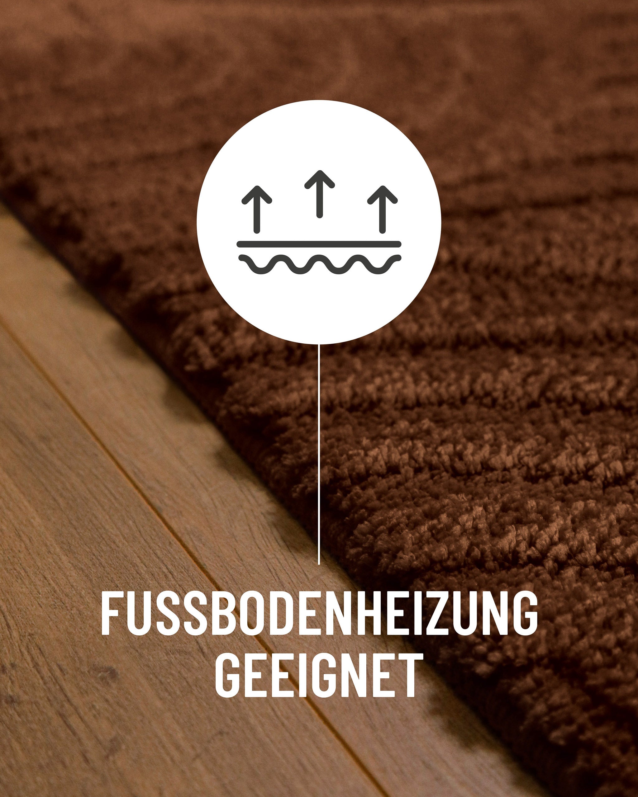 Badteppich von BathKing by WECONhome Fiete Braun Detail auf Holzfußboden mit Symbol für Fußbodenheizung, Nahaufnahme von Flor und Teppichkante