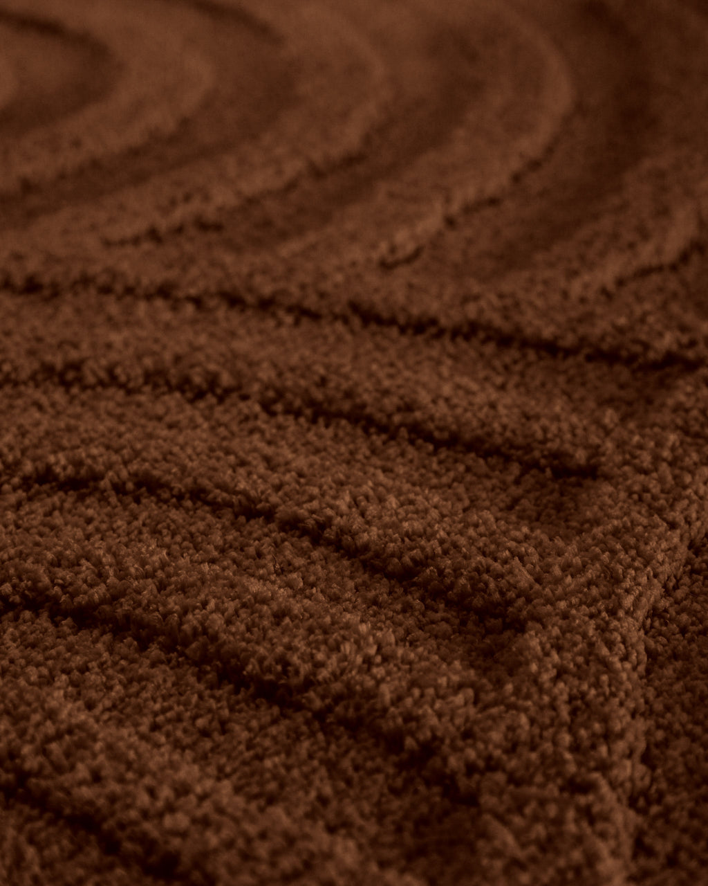 Badteppich von BathKing by WECONhome Fiete Braun Detailaufnahme der Floroberfläche mit geometrischem Linienmuster