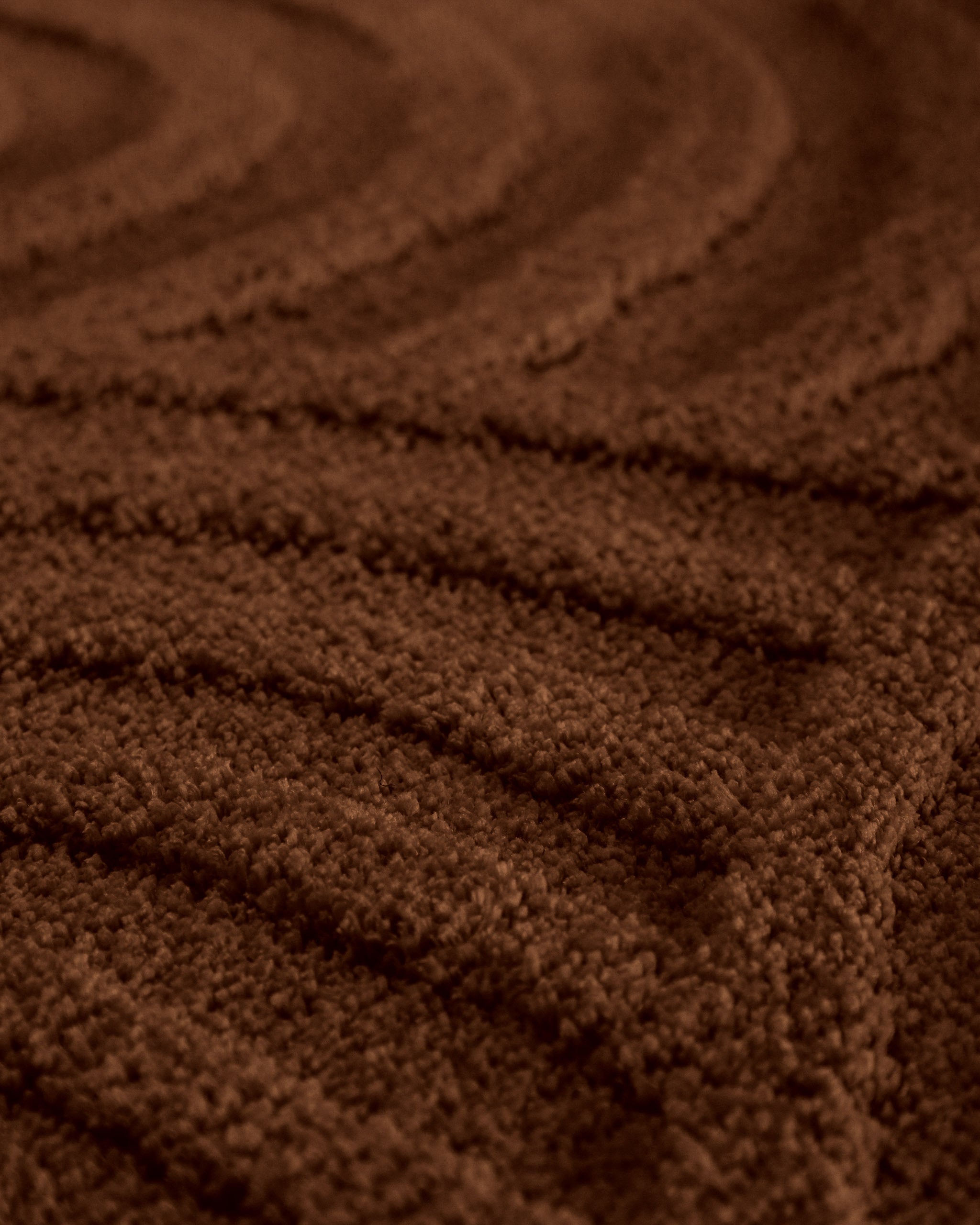 Badteppich von BathKing by WECONhome Fiete Braun Detailaufnahme der Floroberfläche mit geometrischem Linienmuster