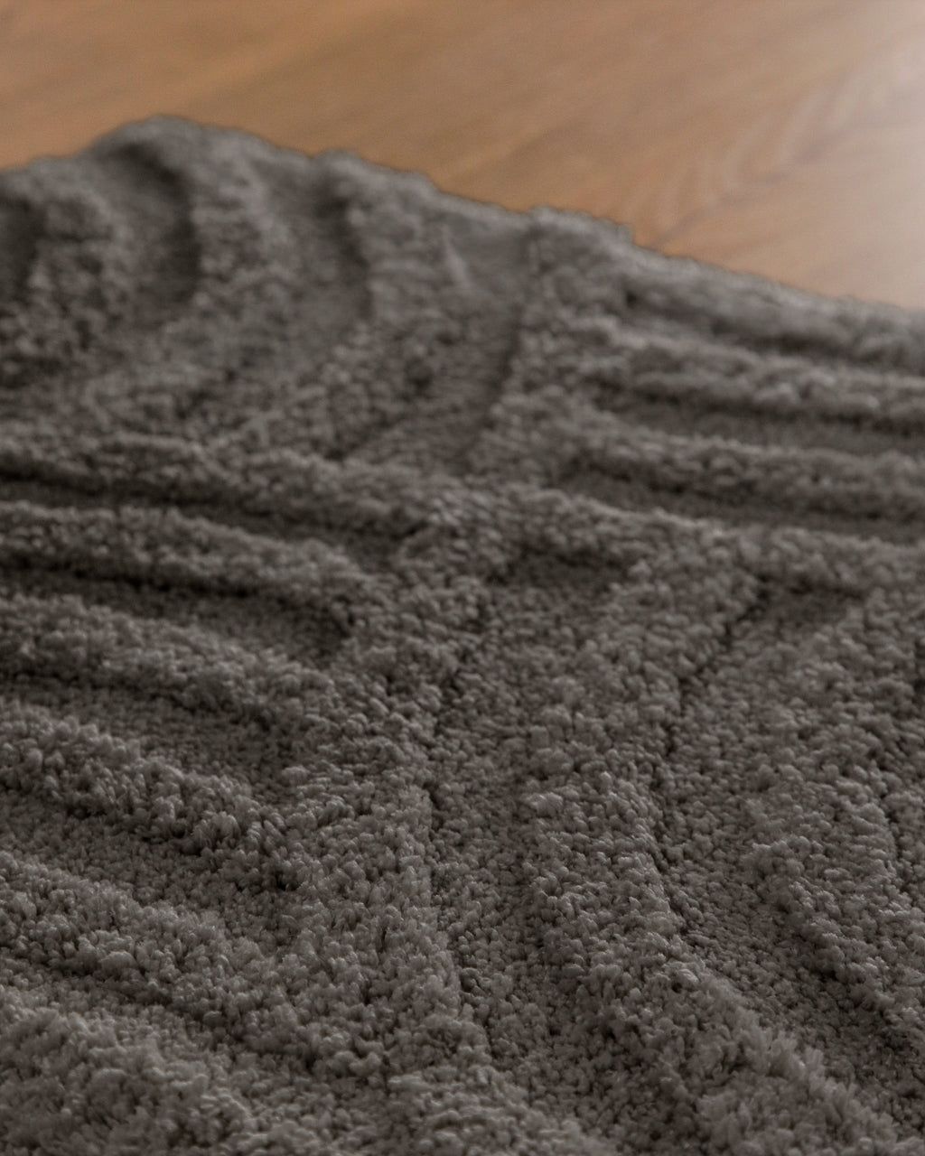 Badteppich von BathKing by WECONhome Fiete Basalt Grau Nahaufnahme der Florstruktur, Linienrelief im dichten Teppichflor sichtbar