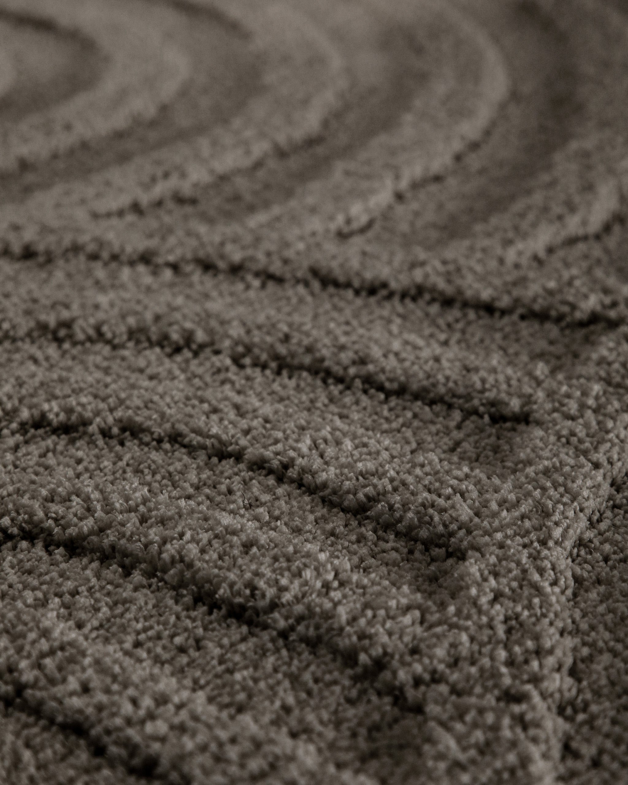 Badteppich von BathKing by WECONhome Fiete Basalt Grau Detailaufnahme der Floroberfläche mit geometrischem Linienmuster