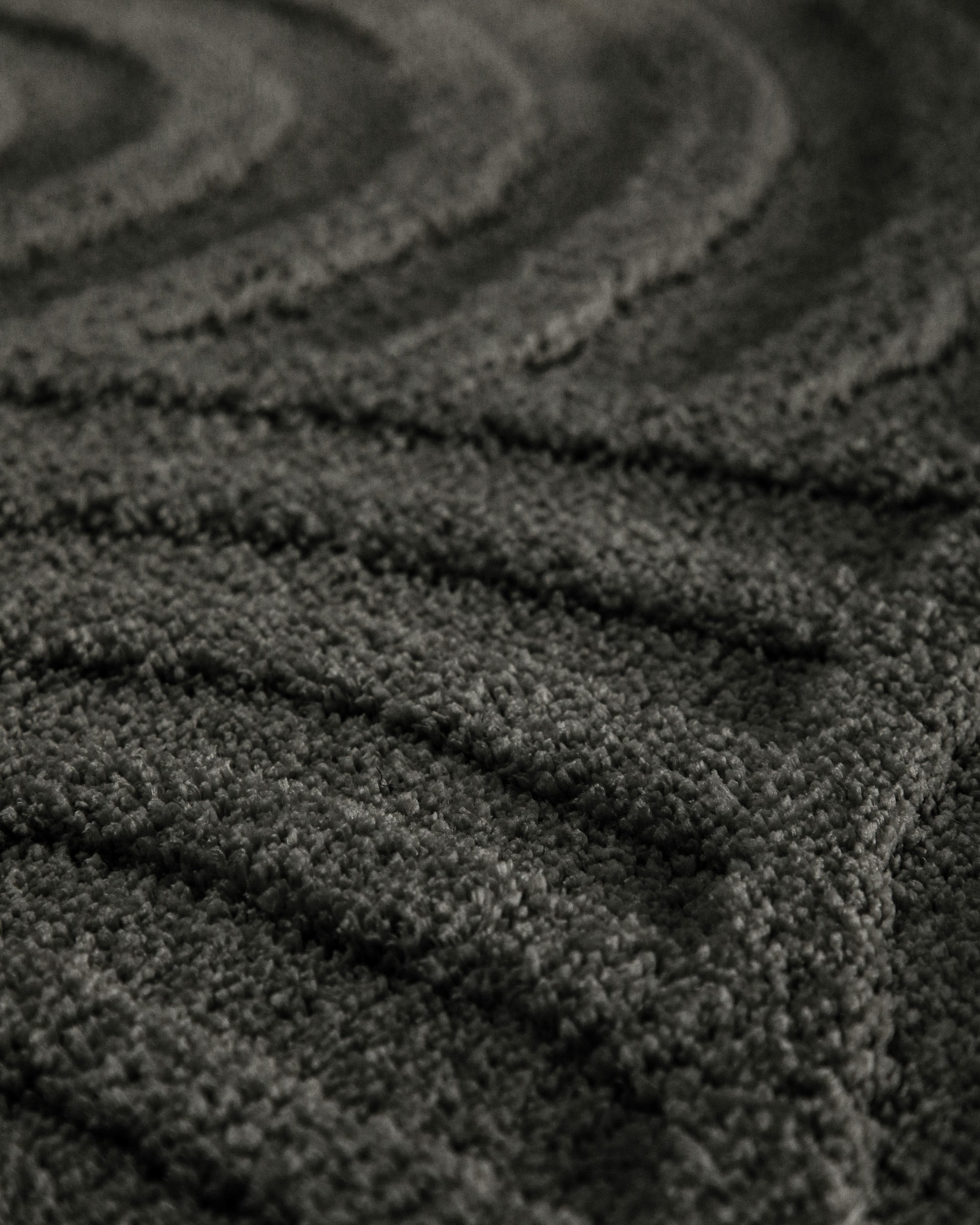Badteppich von BathKing by WECONhome Fiete Anthrazit Grau Detailaufnahme der Floroberfläche mit geometrischem Linienmuster