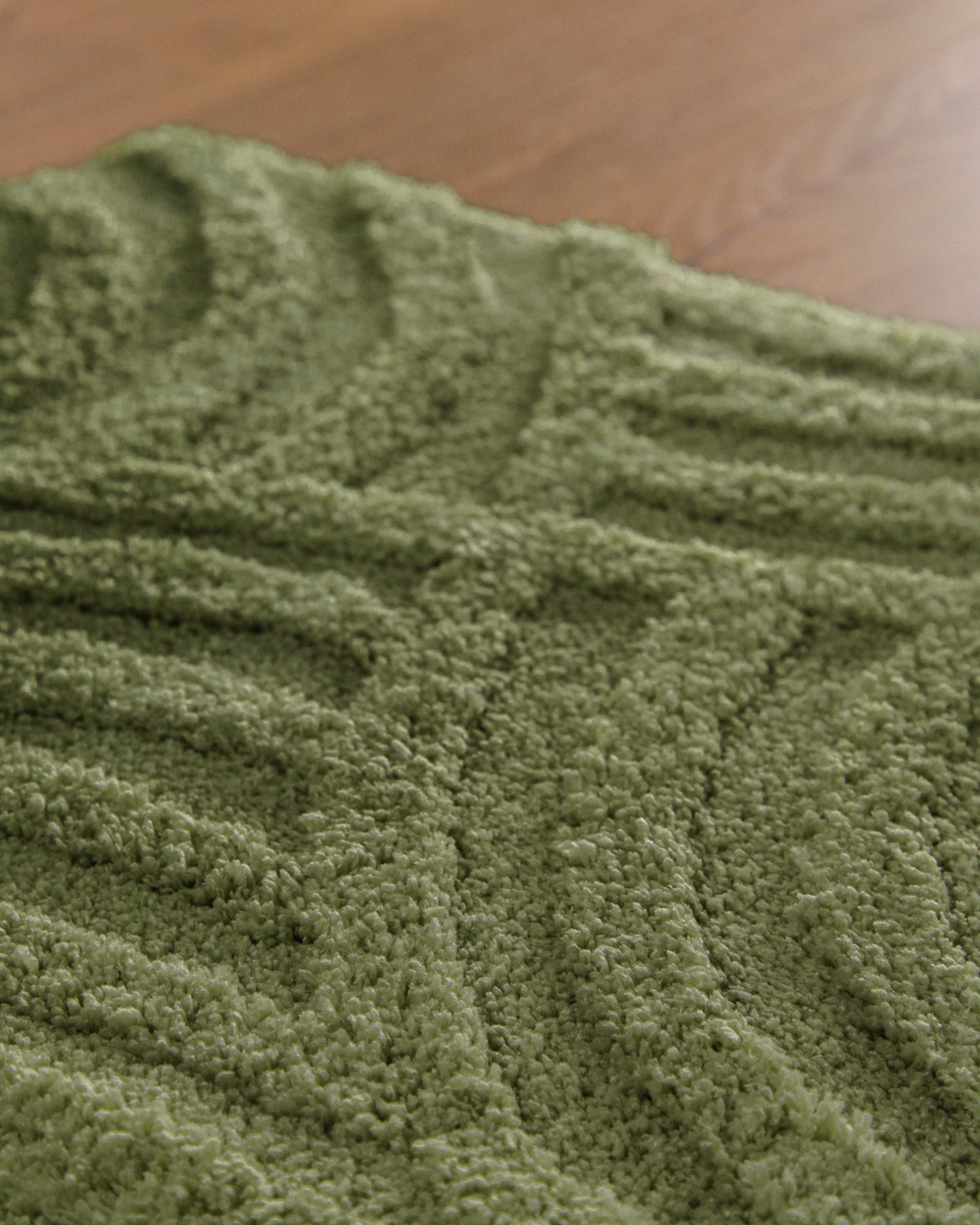 Badteppich von BathKing by WECONhome Fiete Reseda Grün Nahaufnahme der Florstruktur, Linienrelief im dichten Teppichflor sichtbar