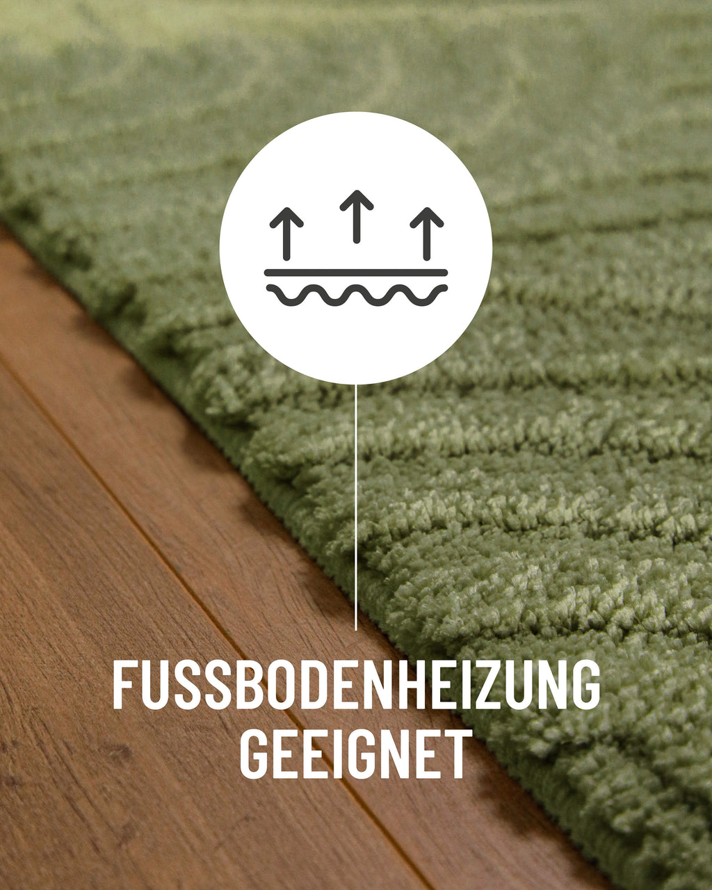 Badteppich von BathKing by WECONhome Fiete Reseda Grün Detail auf Holzfußboden mit Symbol für Fußbodenheizung, Nahaufnahme von Flor und Teppichkante