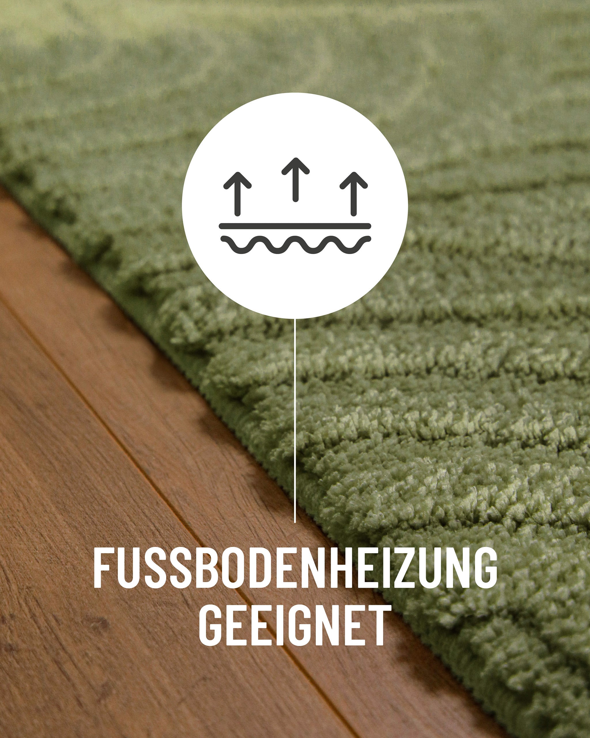 Badteppich von BathKing by WECONhome Fiete Reseda Grün Detail auf Holzfußboden mit Symbol für Fußbodenheizung, Nahaufnahme von Flor und Teppichkante