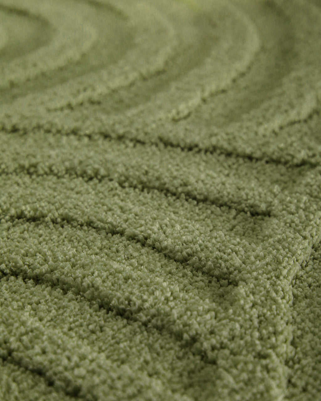 Badteppich von BathKing by WECONhome Fiete Reseda Grün Detailaufnahme der Floroberfläche mit geometrischem Linienmuster