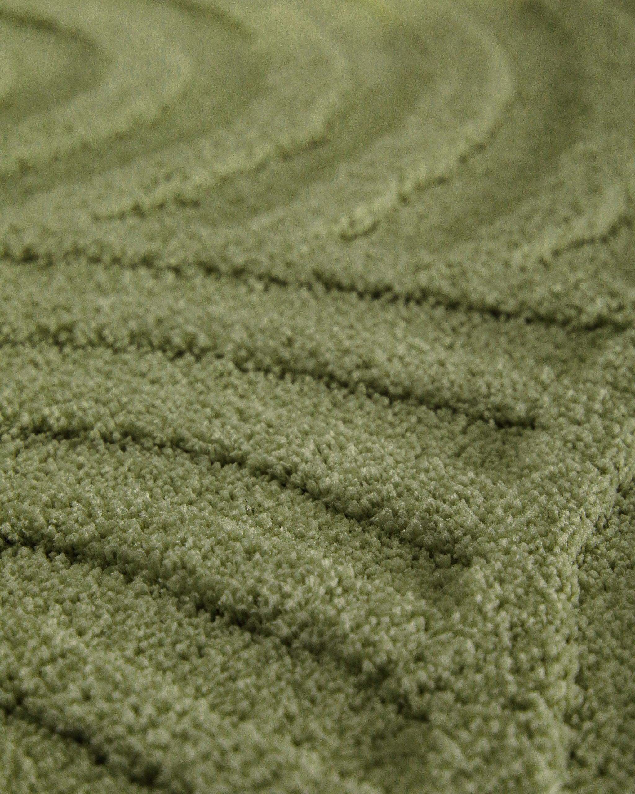 Badteppich von BathKing by WECONhome Fiete Reseda Grün Detailaufnahme der Floroberfläche mit geometrischem Linienmuster