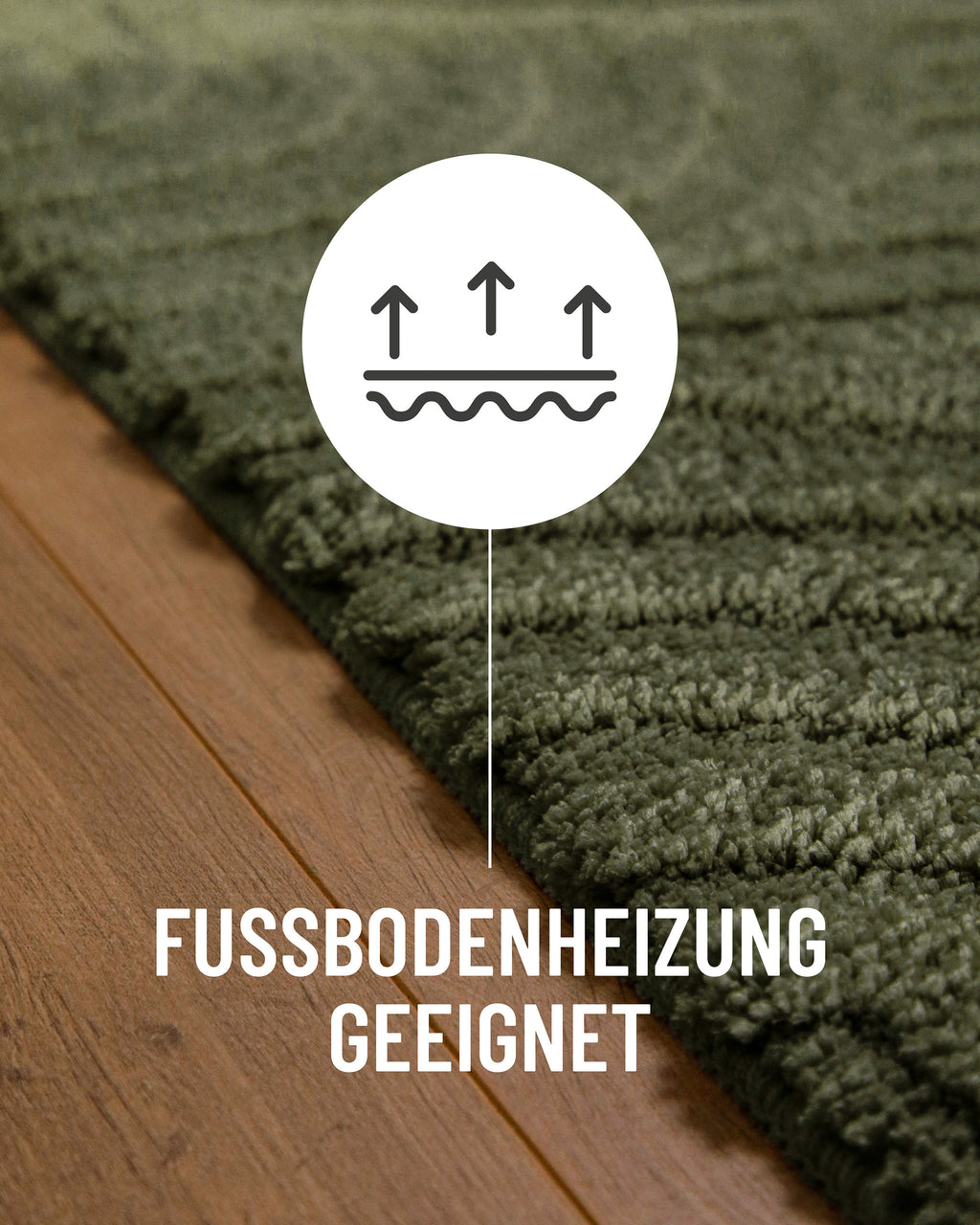 Badteppich von BathKing by WECONhome Fiete Kiefer Grün Detail auf Holzfußboden mit Symbol für Fußbodenheizung, Nahaufnahme von Flor und Teppichkante