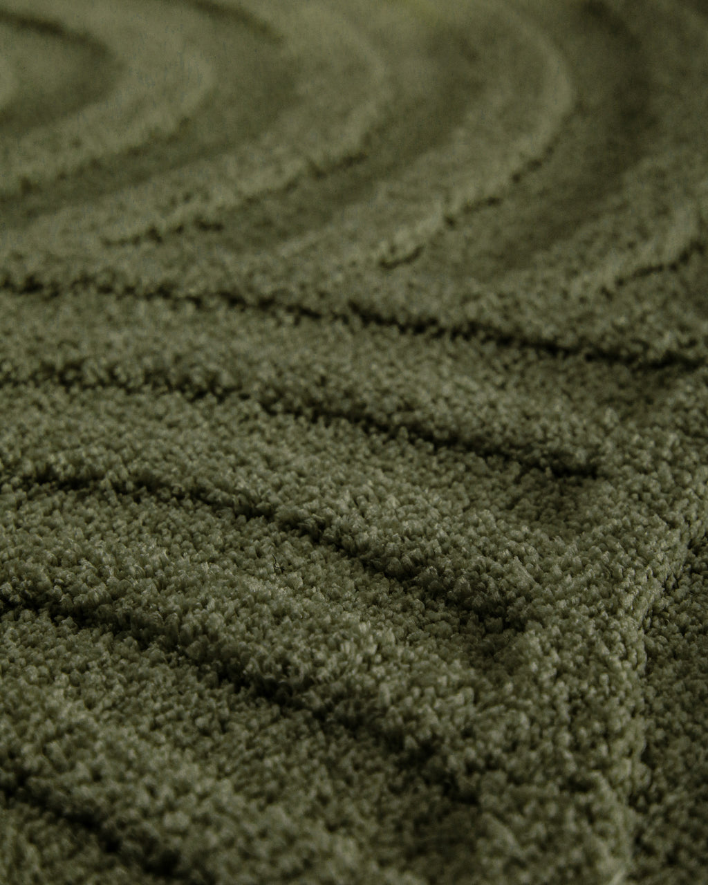 Badteppich von BathKing by WECONhome Fiete Kiefer Grün Detailaufnahme der Floroberfläche mit geometrischem Linienmuster