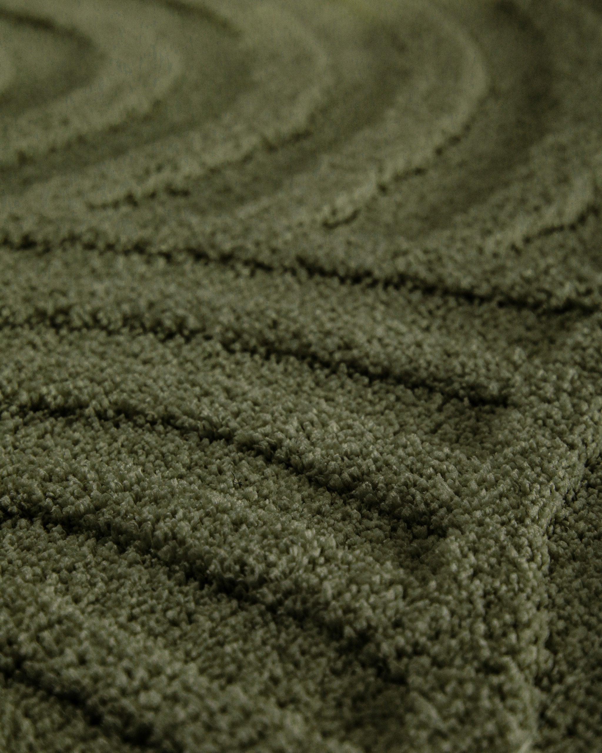 Badteppich von BathKing by WECONhome Fiete Kiefer Grün Detailaufnahme der Floroberfläche mit geometrischem Linienmuster