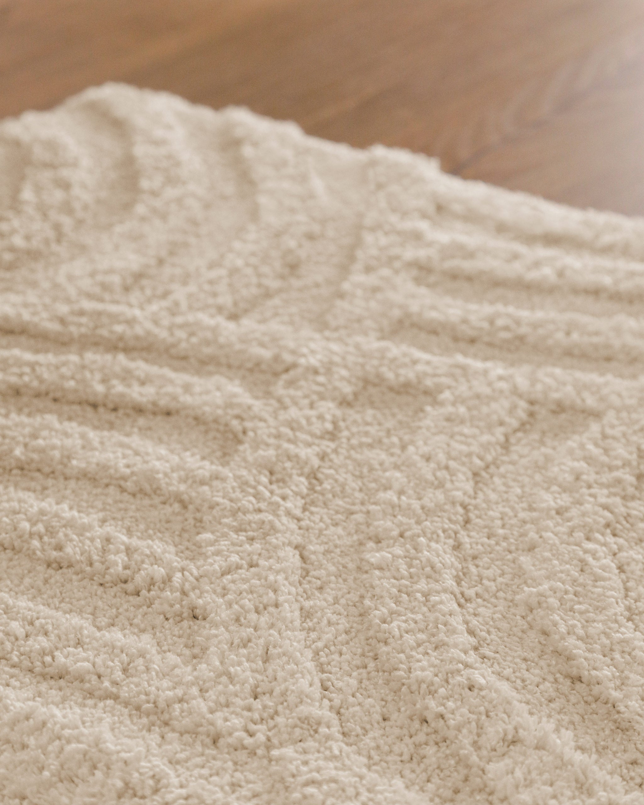 Badteppich von BathKing by WECONhome Fiete Creme Weiß Nahaufnahme der Florstruktur, Linienrelief im dichten Teppichflor sichtbar